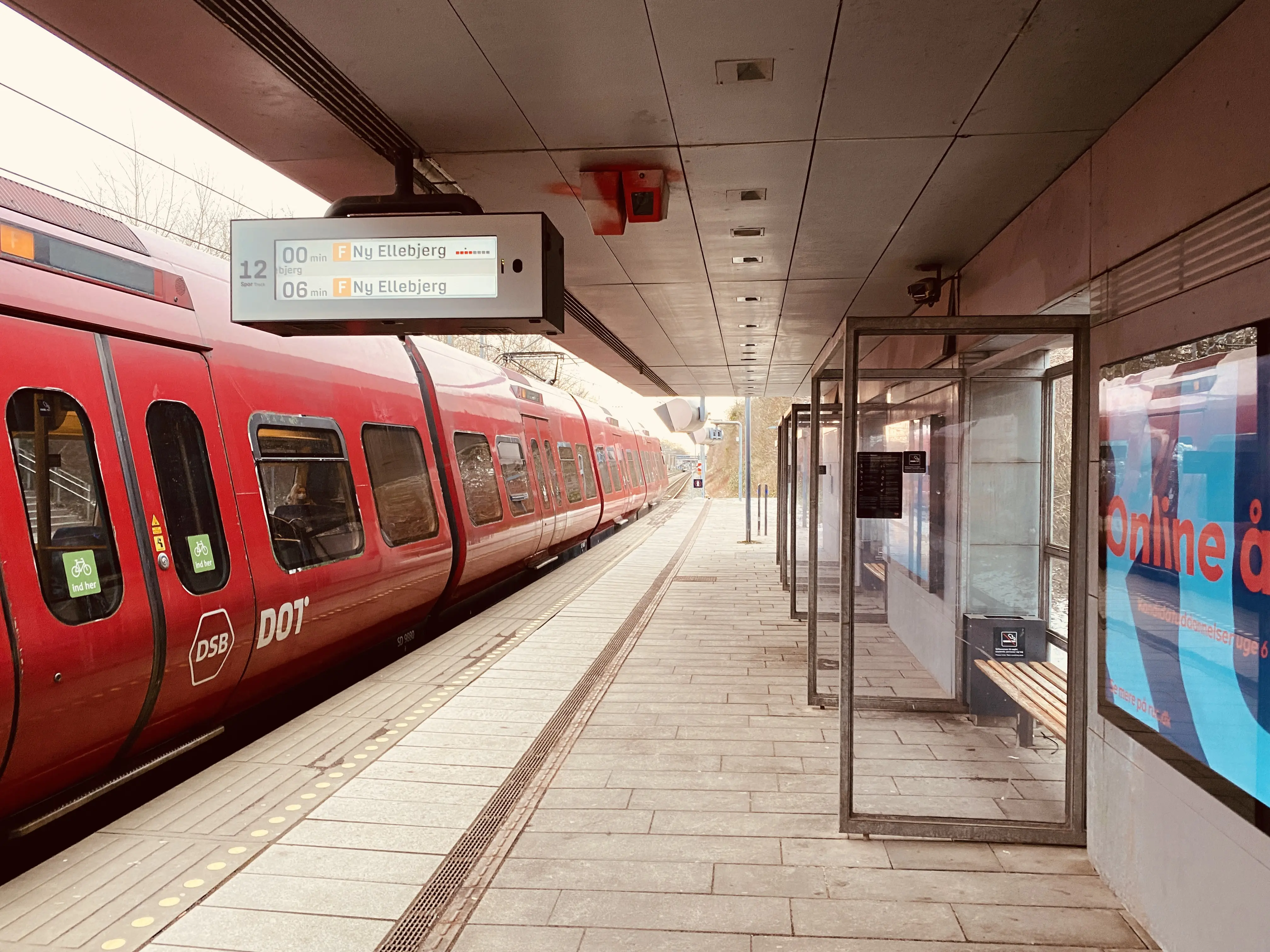 Billede af KB Hallen S-togstrinbræt. Billede af KB Hallen S-togstrinbræt.