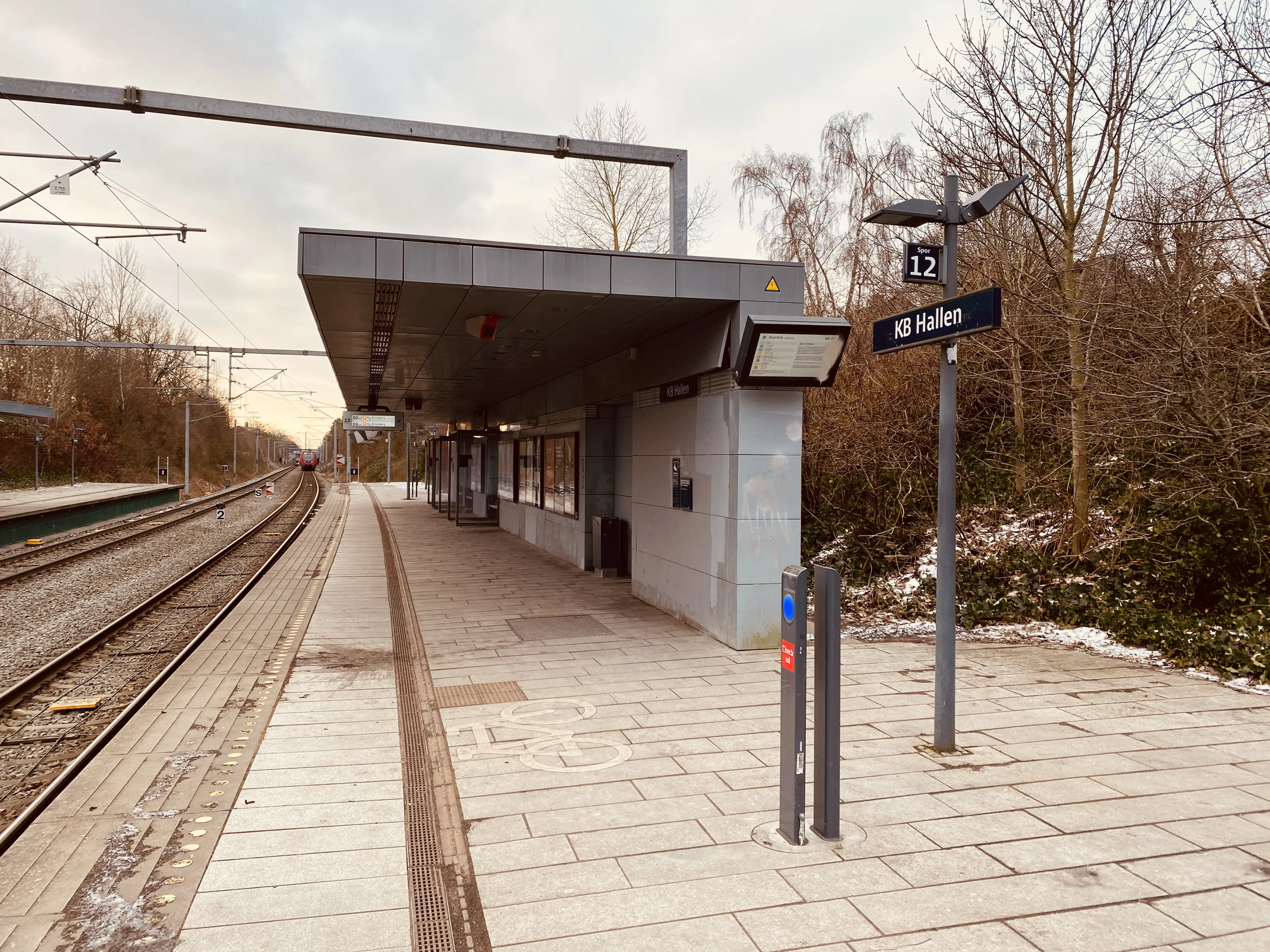 Billede af KB Hallen S-togstrinbræt. Billede af KB Hallen S-togstrinbræt.