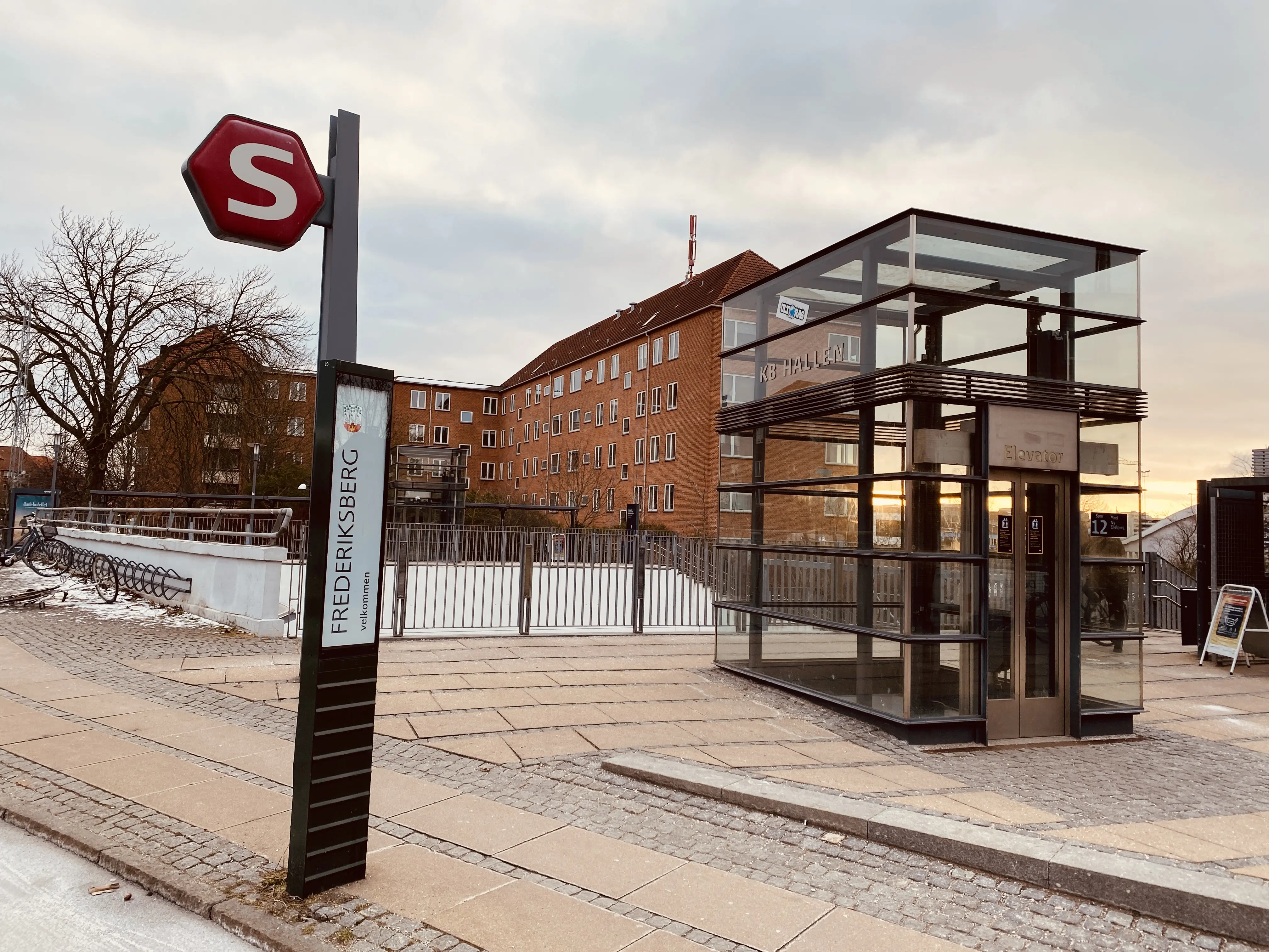 Billede af KB Hallen S-togstrinbræt.