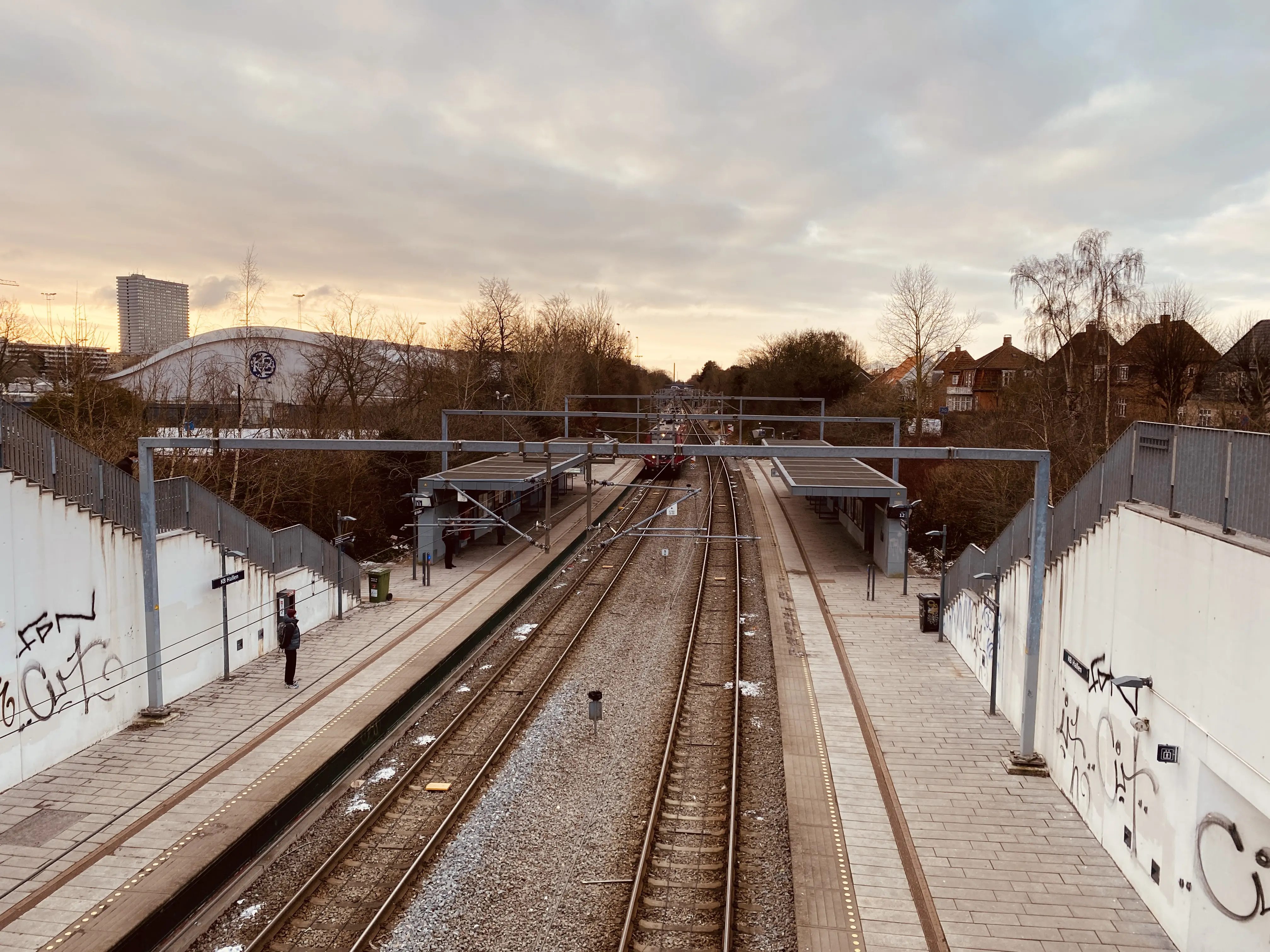 Billede af KB Hallen S-togstrinbræt. Billede af KB Hallen S-togstrinbræt.