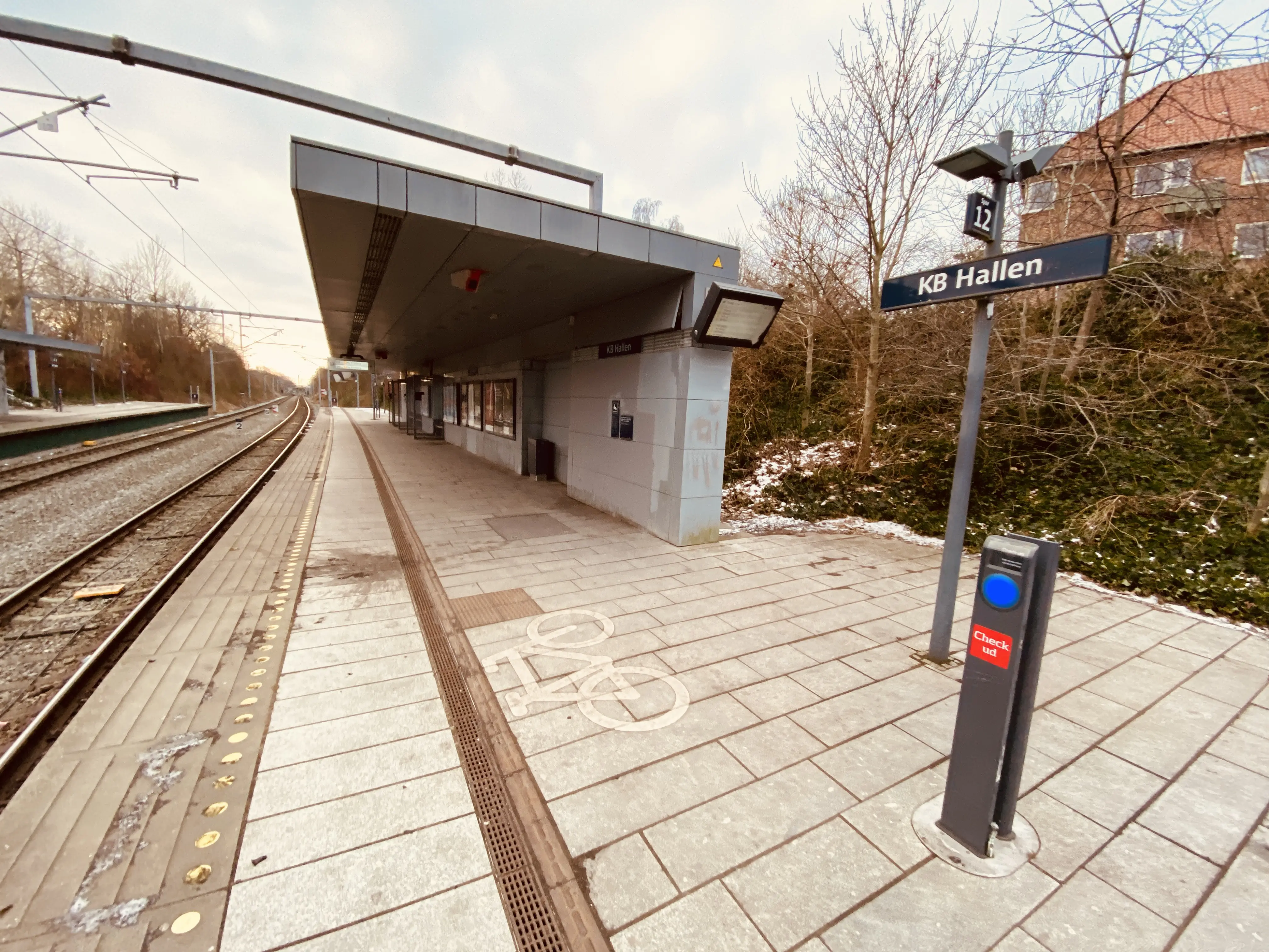 Billede af KB Hallen S-togstrinbræt. Billede af KB Hallen S-togstrinbræt.