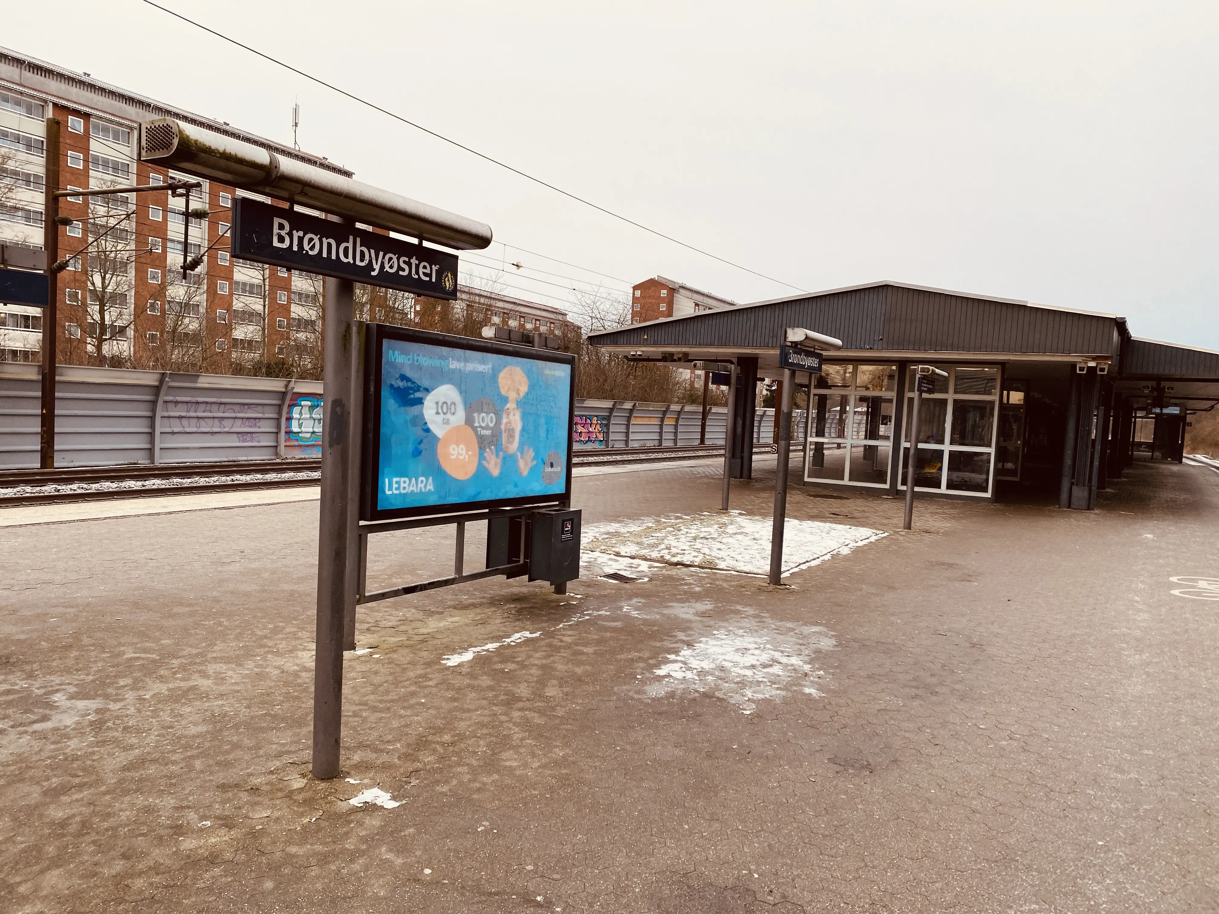 Billede af Brøndbyøster S-togstrinbræt. Billede af Brøndbyøster S-togstrinbræt.