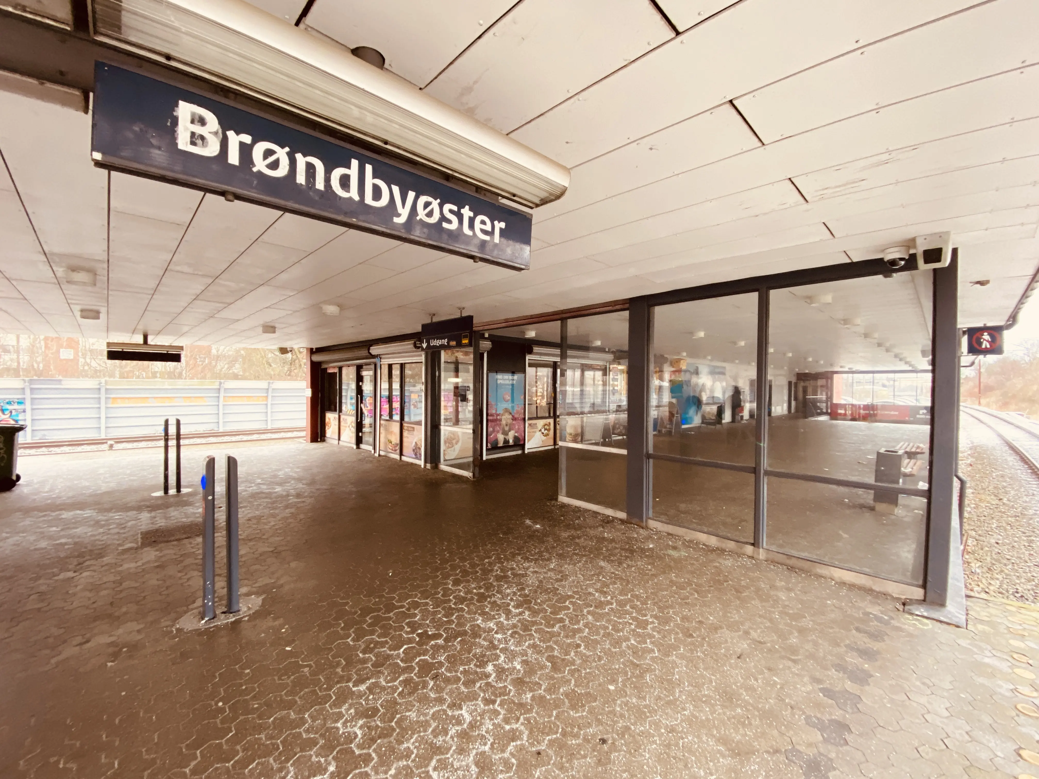 Billede af Brøndbyøster S-togstrinbræt. Billede af Brøndbyøster S-togstrinbræt.