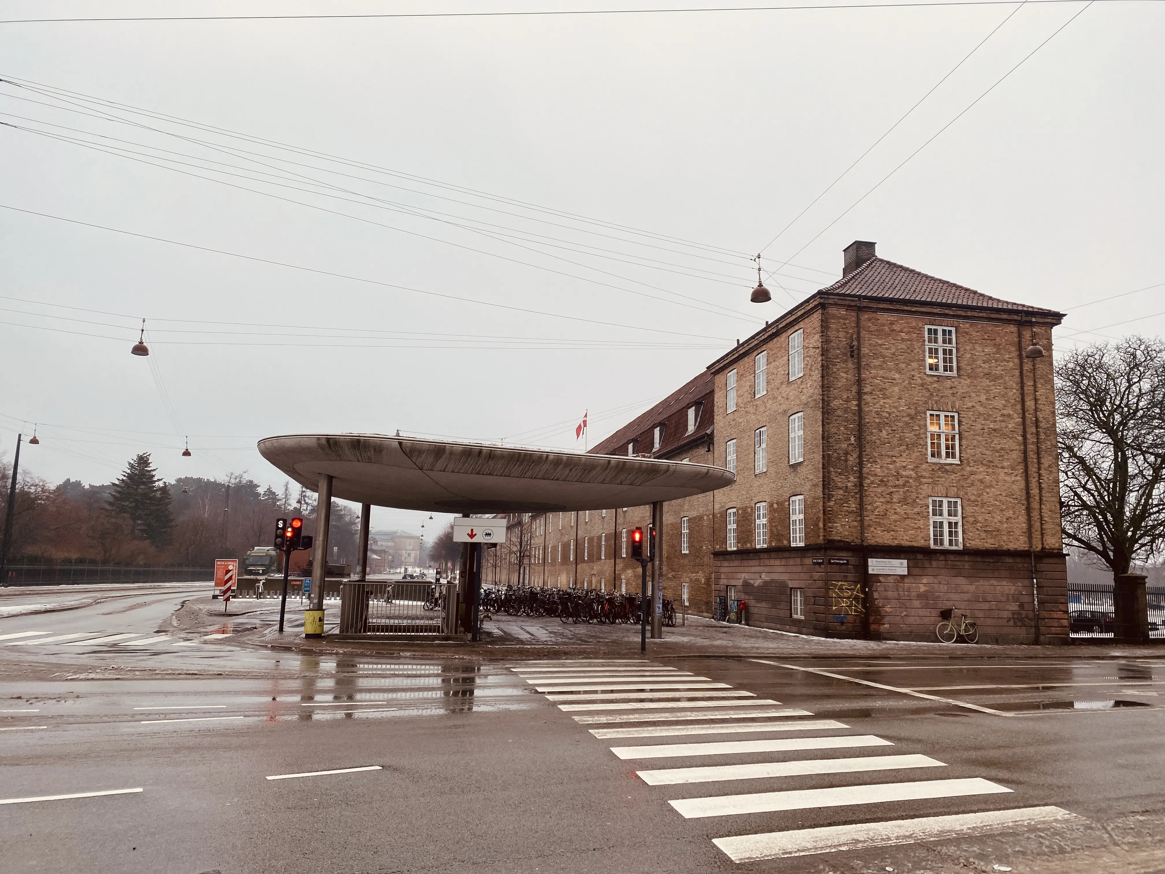 Billede af Nørreport Station - her er nedgangen fra Øster Voldgade ved Livgardens Kaserne. Billede af Nørreport Station - her er nedgangen fra Øster Voldgade ved Livgardens Kaserne.