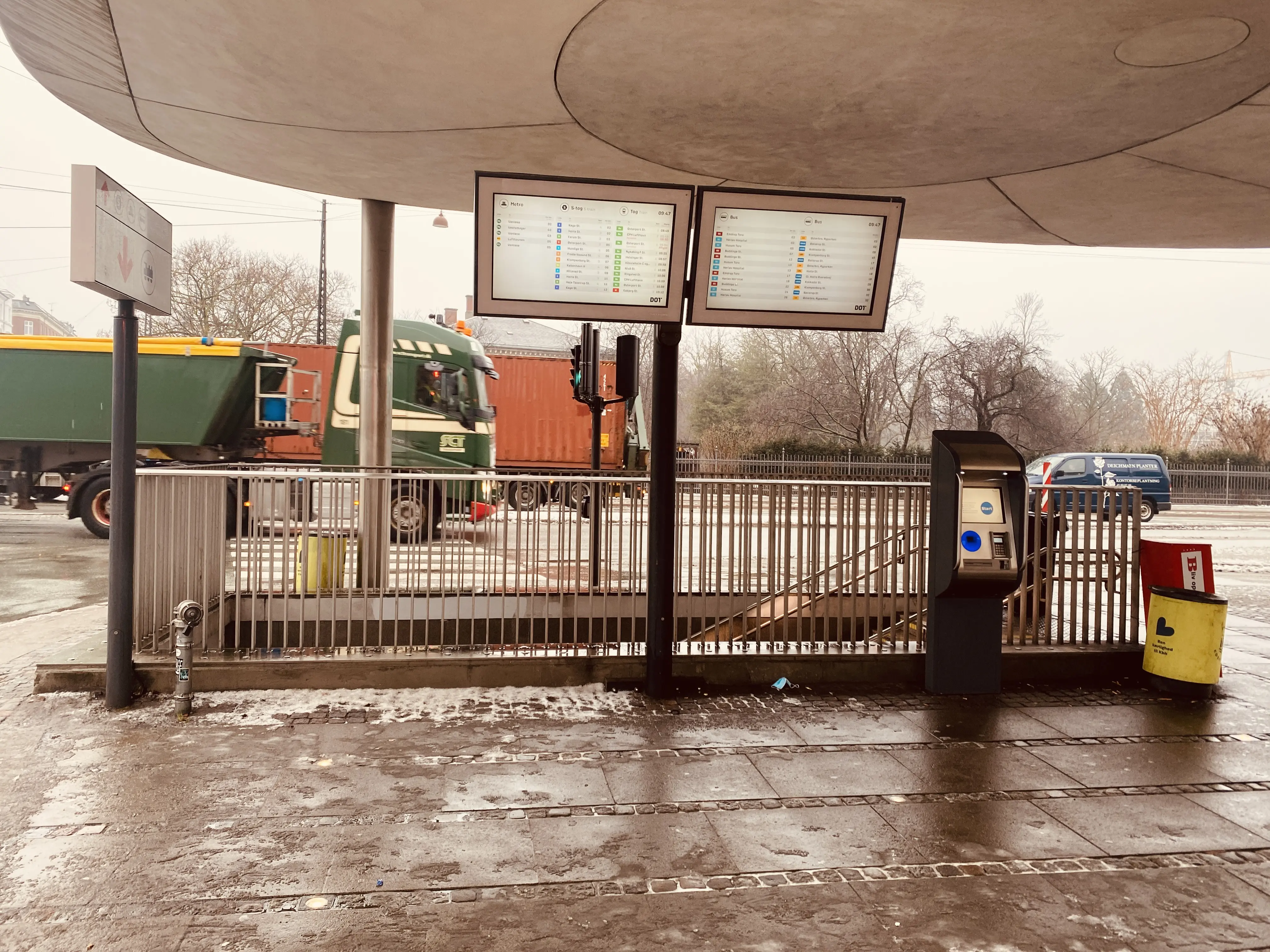Billede af Nørreport Station - her er nedgangen fra Øster Voldgade ved Livgardens Kaserne. Billede af Nørreport Station - her er nedgangen fra Øster Voldgade ved Livgardens Kaserne.