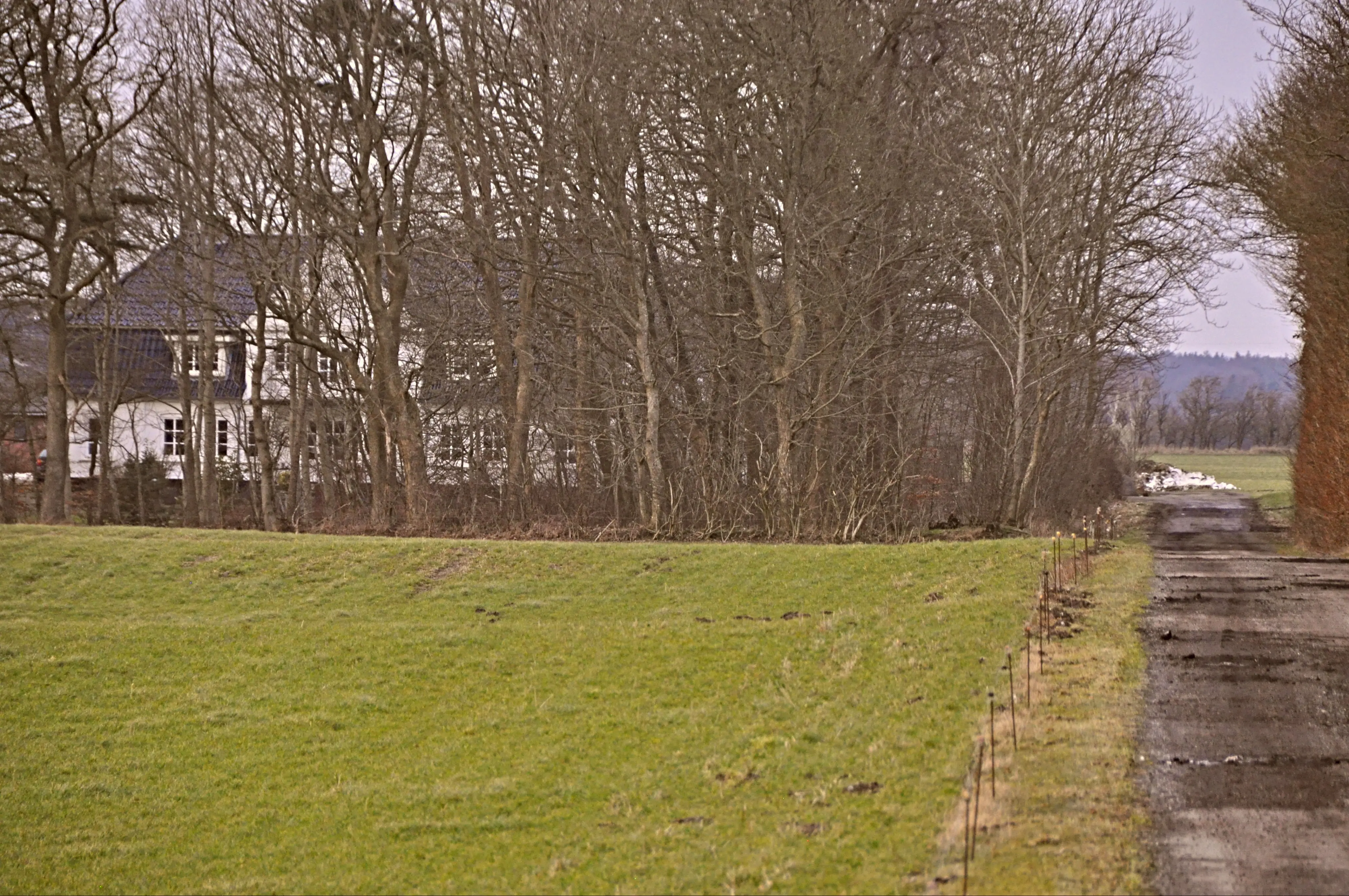 Billede af Blankenhof Holdeplads med sidespor - Holdepladsen er nedrevet, men Blankenhof Holdeplads med sidespor har ligget her til højre for gården. Billede af Blankenhof Holdeplads med sidespor - Holdepladsen er nedrevet, men Blankenhof Holdeplads med sidespor har ligget her til højre for gården.