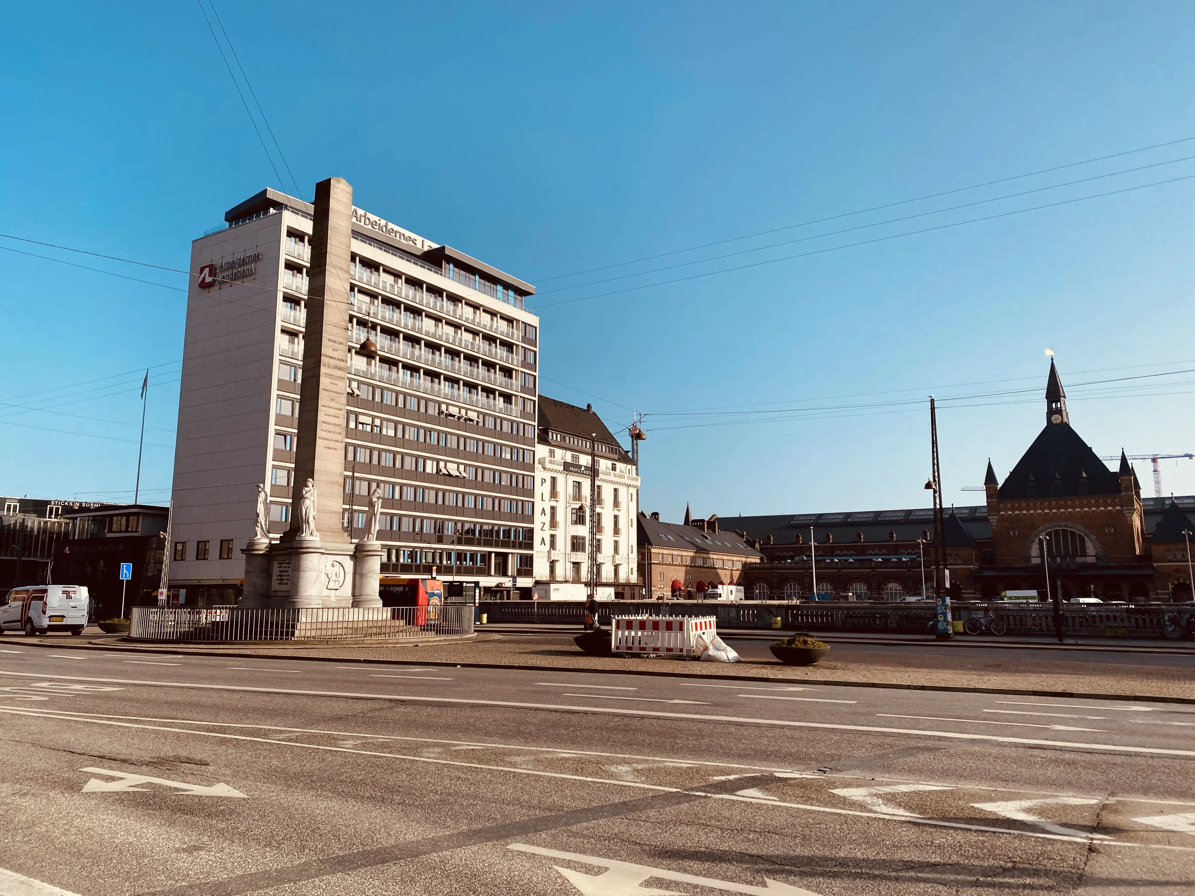 Billede af København Station - Stationen er nedrevet, men den har ligget her ved Frihedsstøtten af Nicolai Abildgaard. Billede af København Station - Stationen er nedrevet, men den har ligget her ved Frihedsstøtten af Nicolai Abildgaard.
