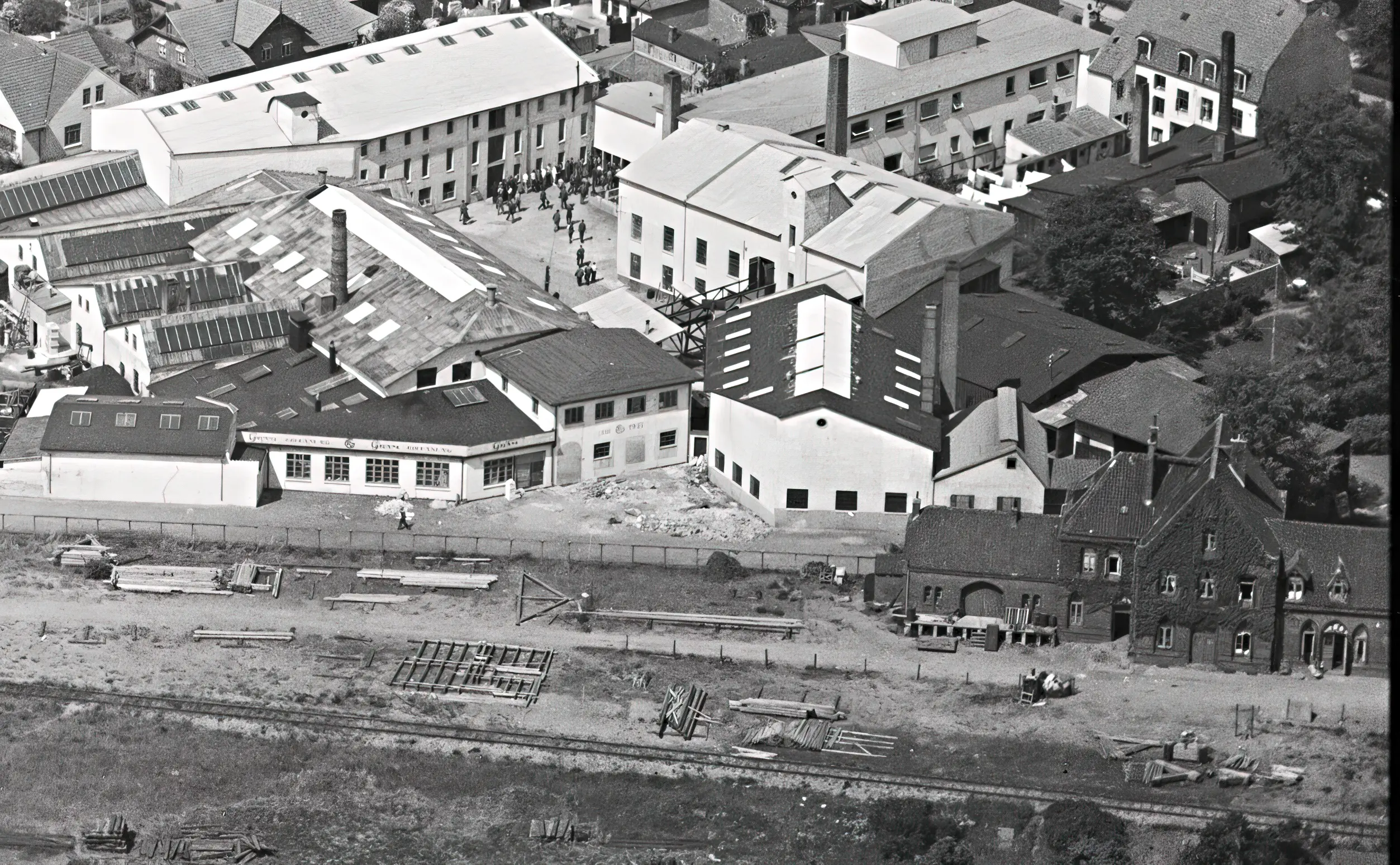 Billede af Vojens Amtsbanegård ligger længst til højre i billedet. Billede af Vojens Amtsbanegård ligger længst til højre i billedet.