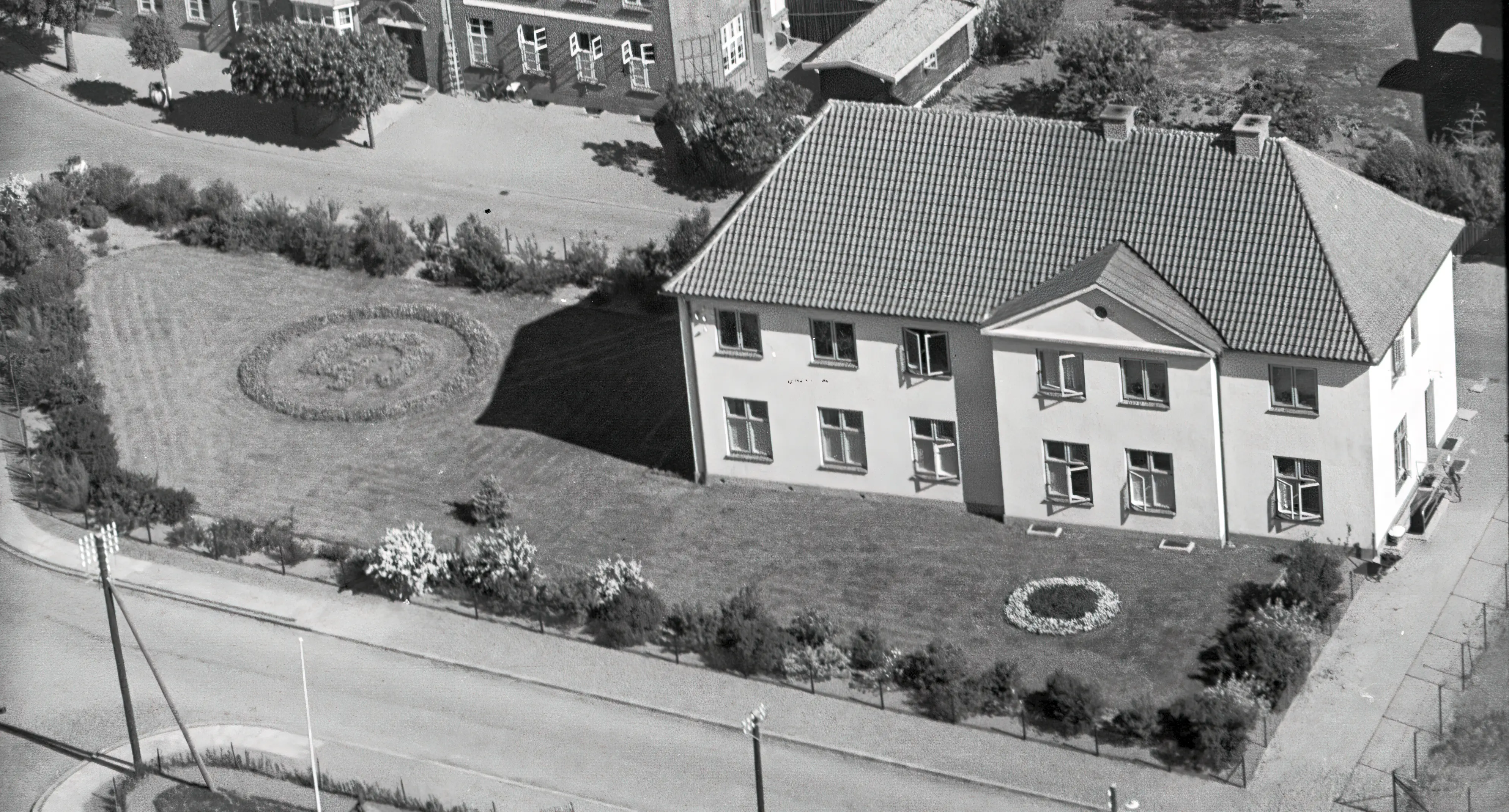 Billede af Gram (Slot) Station efter den kraftige ombygning. Billede af Gram (Slot) Station efter den kraftige ombygning.
