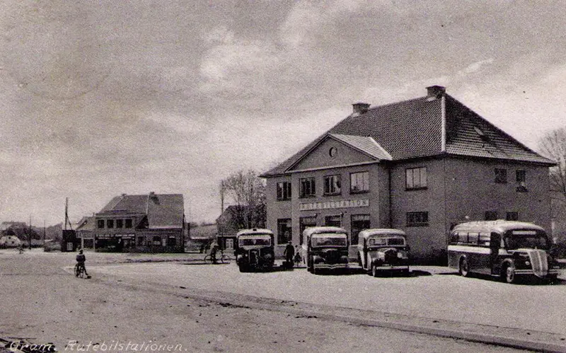Billede af Gram (by) Banegård efter ombygningen til rutebilstation. Billede af Gram (by) Banegård efter ombygningen til rutebilstation.