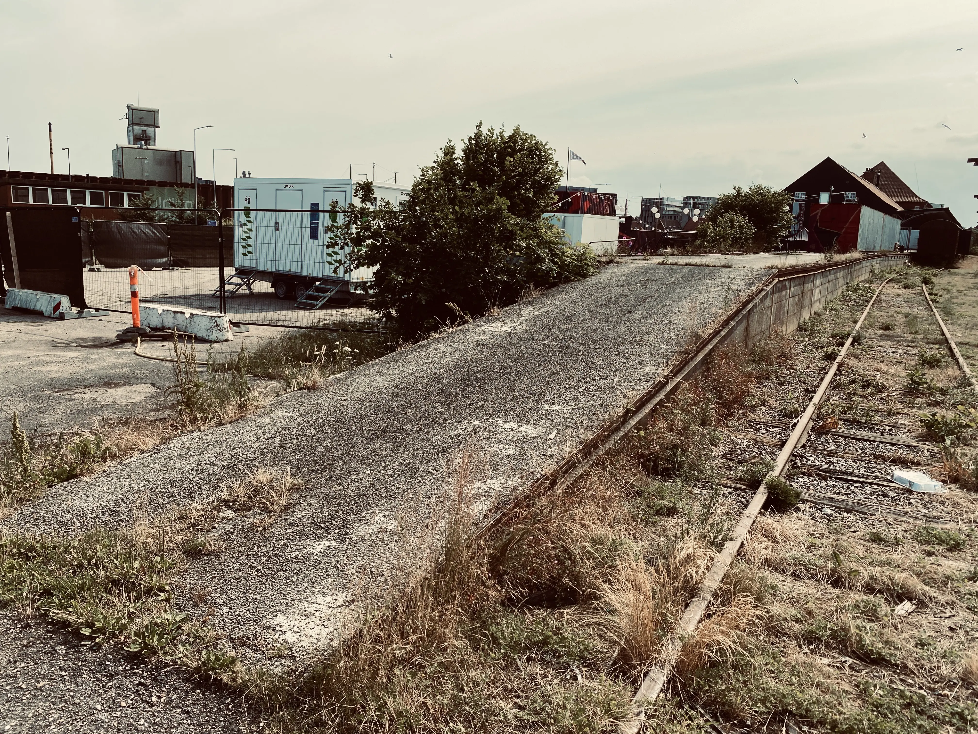 Billede af Kolding Godsbanegårds læsserampe.