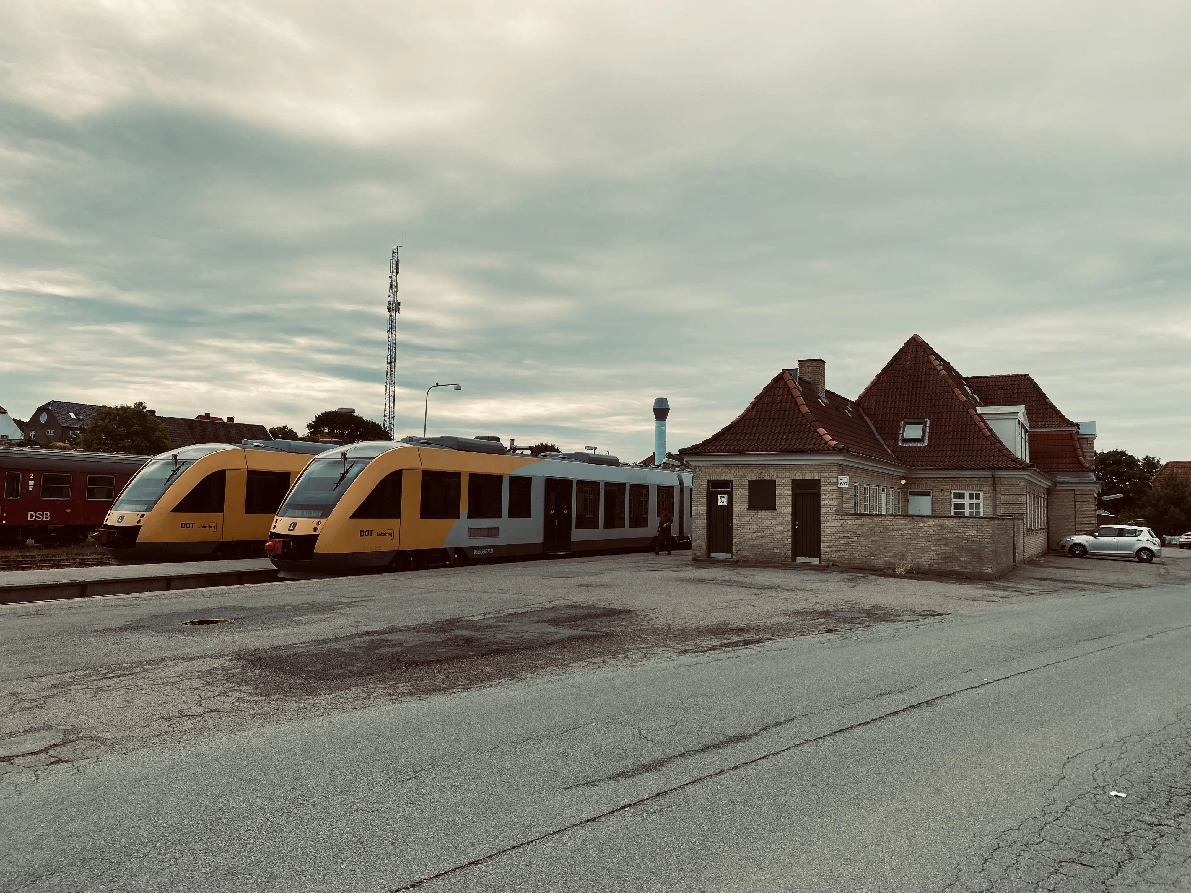 Billede af LT 103-203, tidligere LB 103-203 fotograferet ud for Hundested Station. Billede af LT 103-203, tidligere LB 103-203 fotograferet ud for Hundested Station.