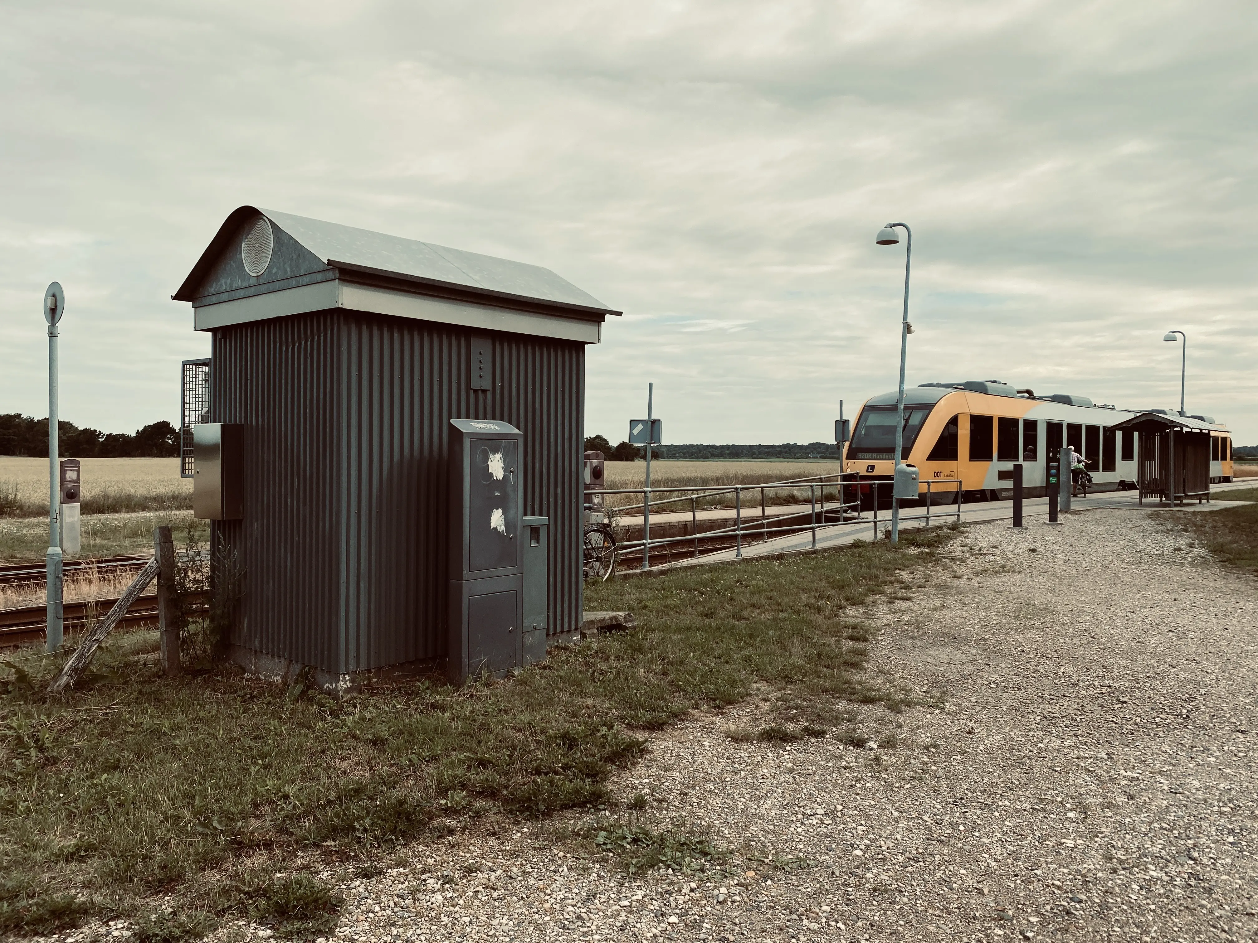Billede af tog ud for Østerbjerg Trinbræt. Billede af tog ud for Østerbjerg Trinbræt.
