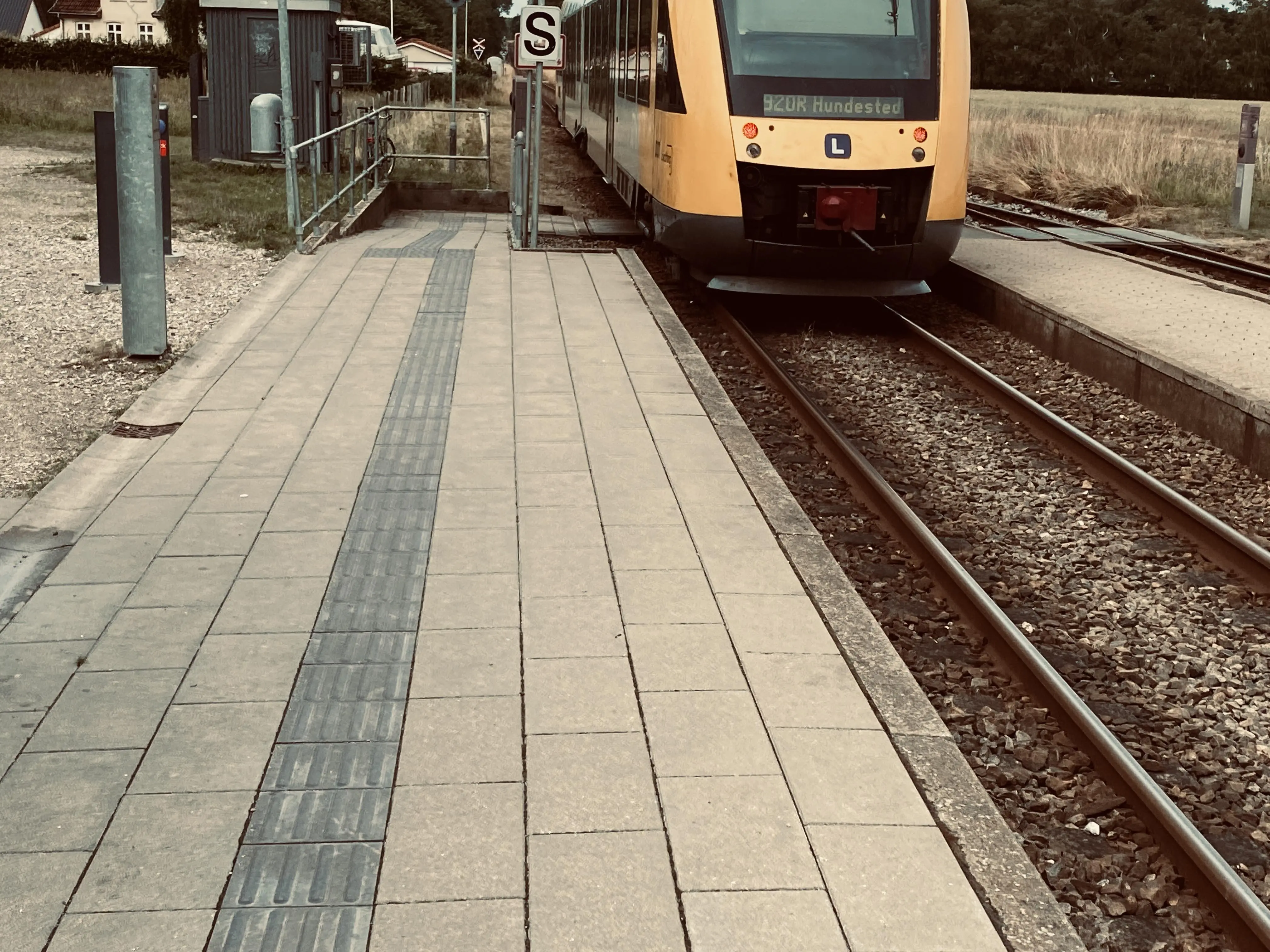 Billede af tog ud for Østerbjerg Trinbræt. Billede af tog ud for Østerbjerg Trinbræt.