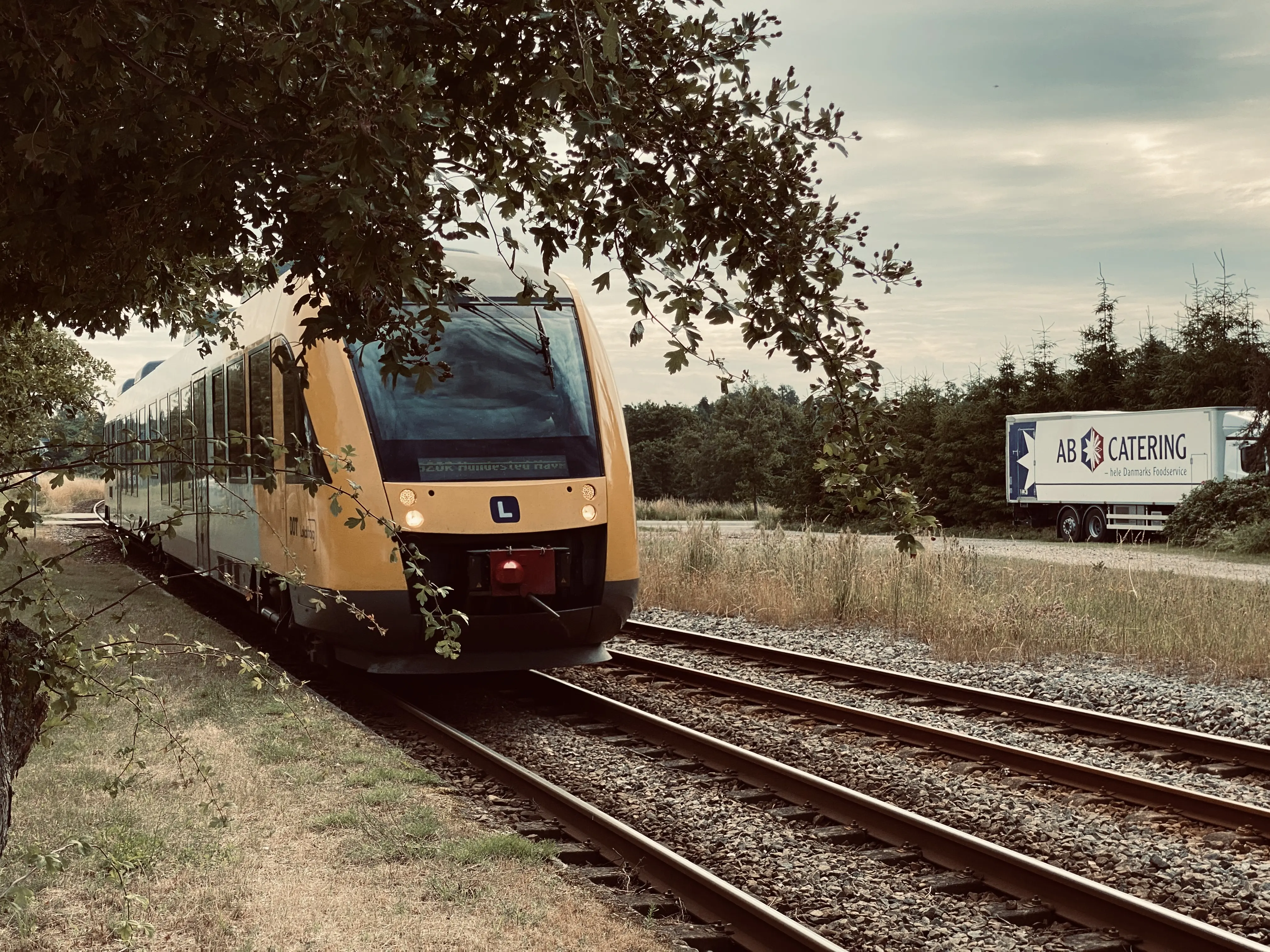 Billede af tog ud for Melby Trinbræt. Billede af tog ud for Melby Trinbræt.
