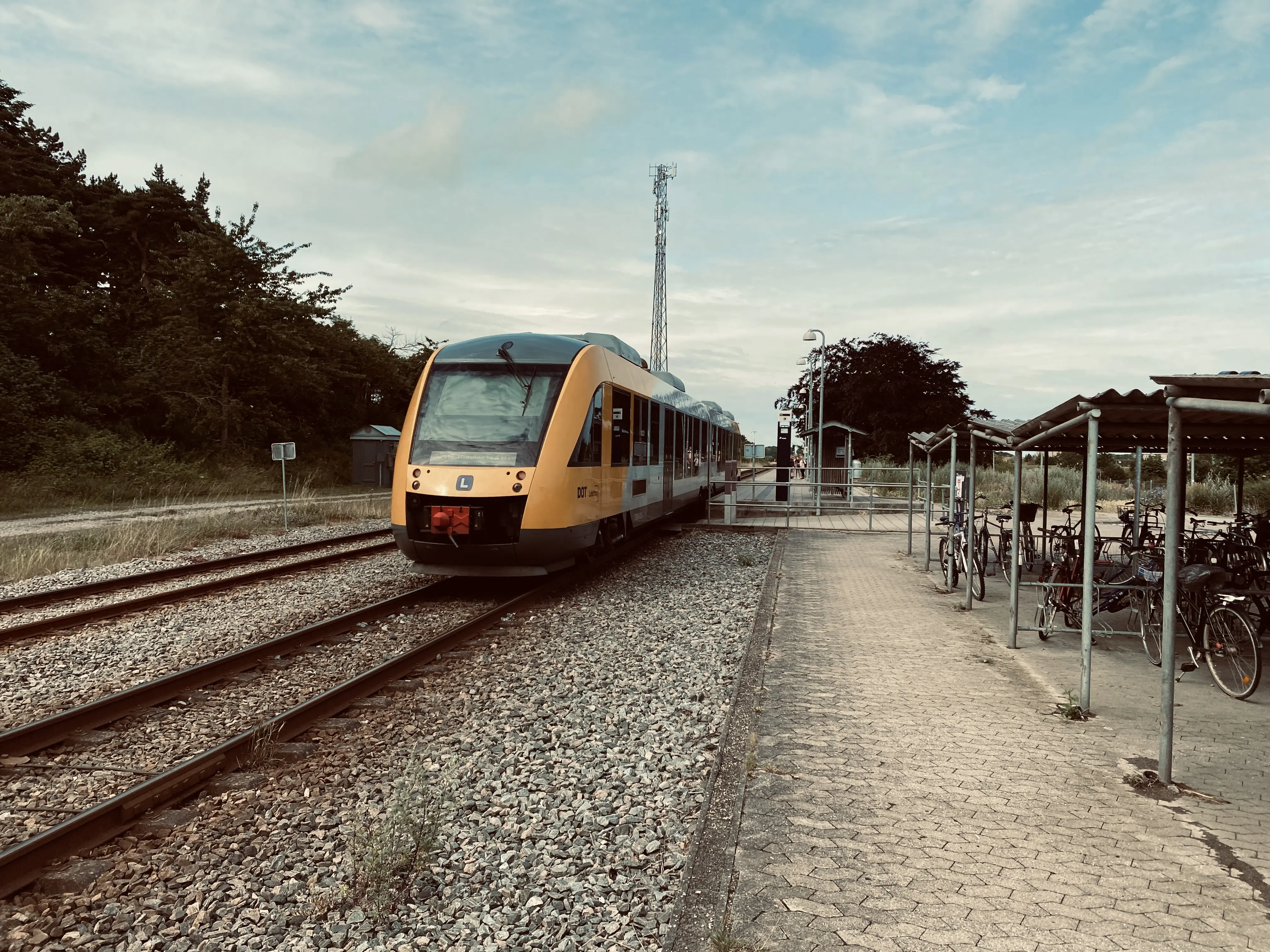 Billede af tog ud for Melby Trinbræt. Billede af tog ud for Melby Trinbræt.