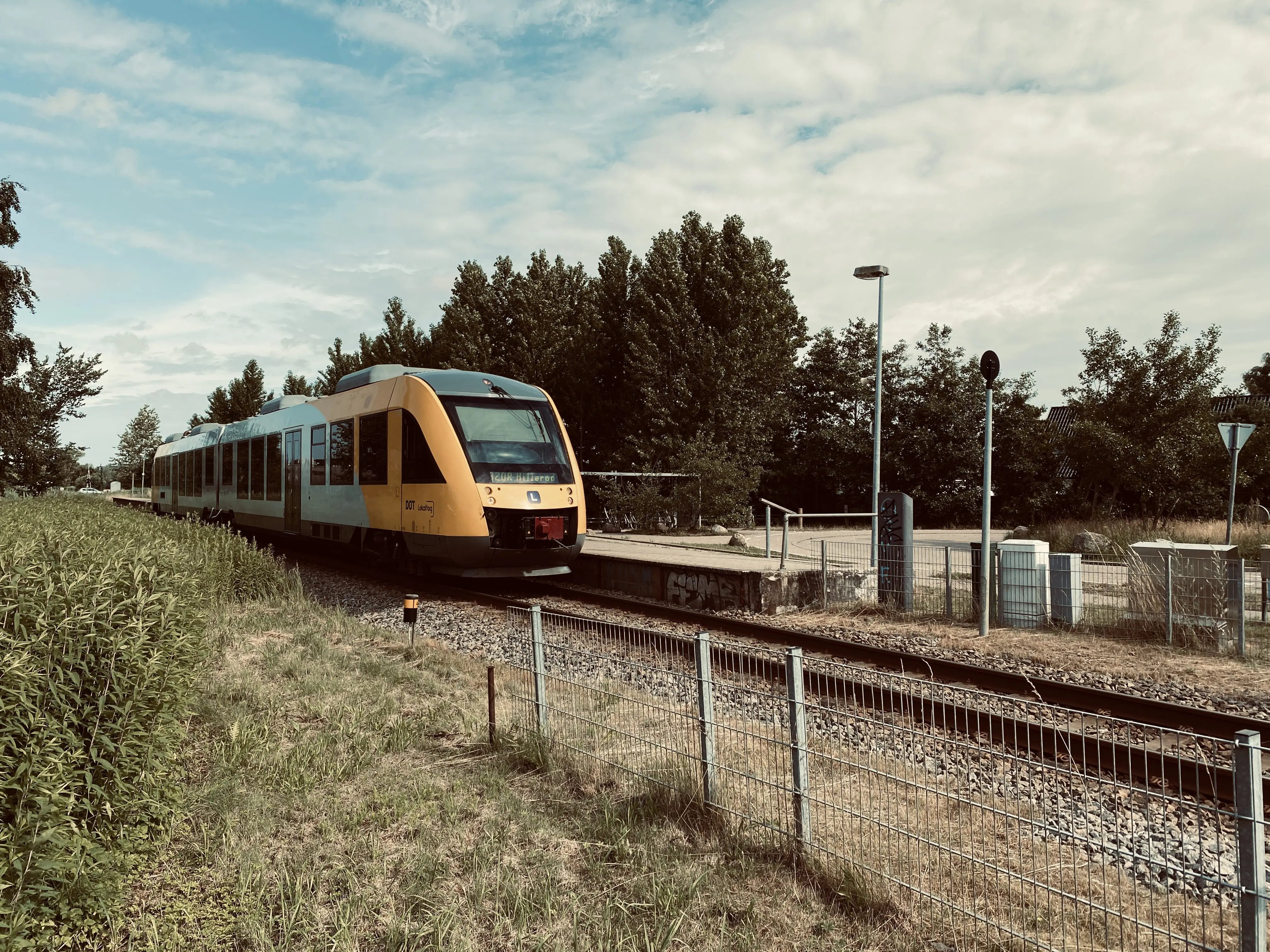 Billede af tog ud for Hanehoved Trinbræt. Billede af tog ud for Hanehoved Trinbræt.