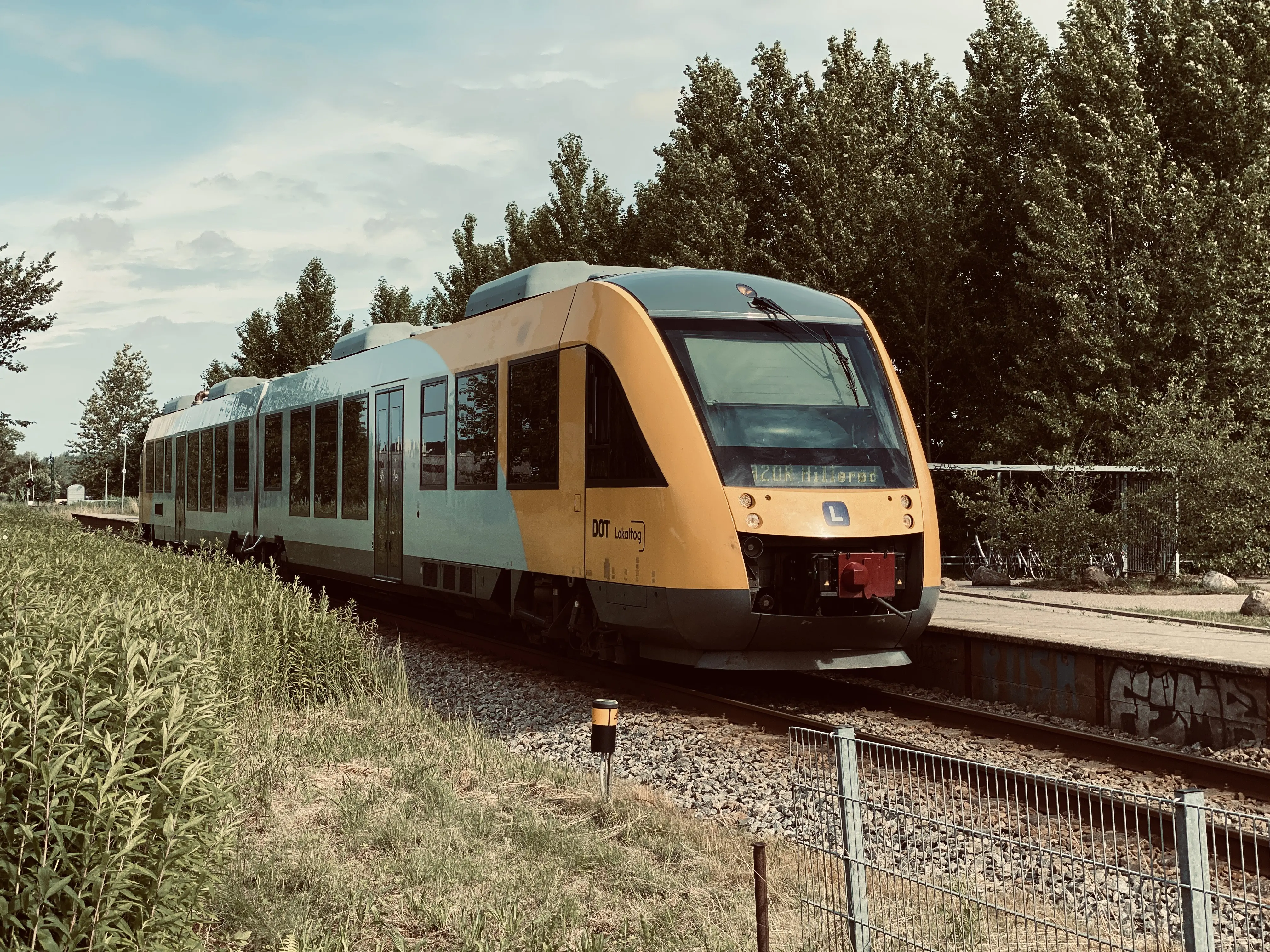 Billede af tog ud for Hanehoved Trinbræt. Billede af tog ud for Hanehoved Trinbræt.