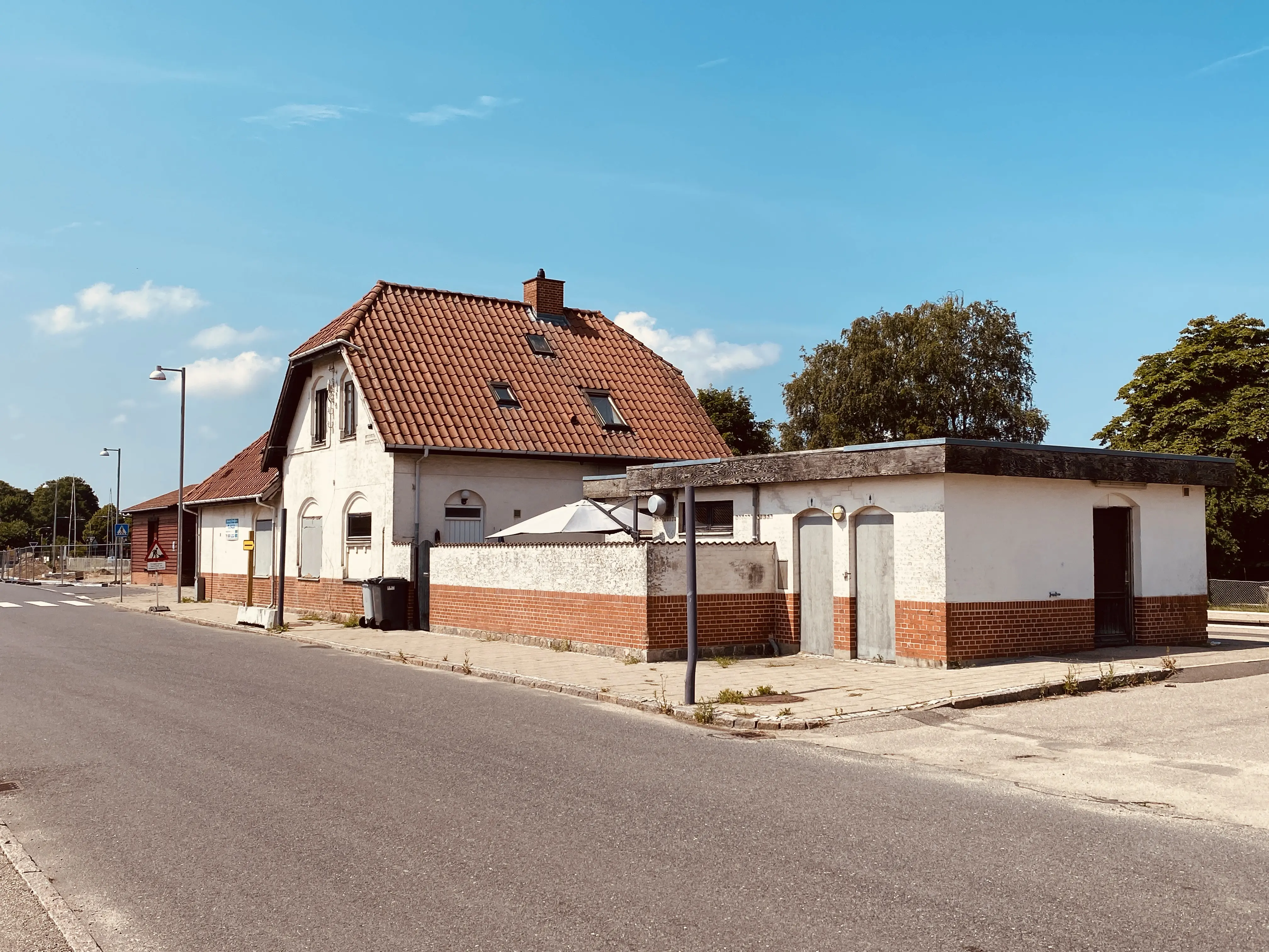 Billede af Stenlille Station set fra vejsiden.