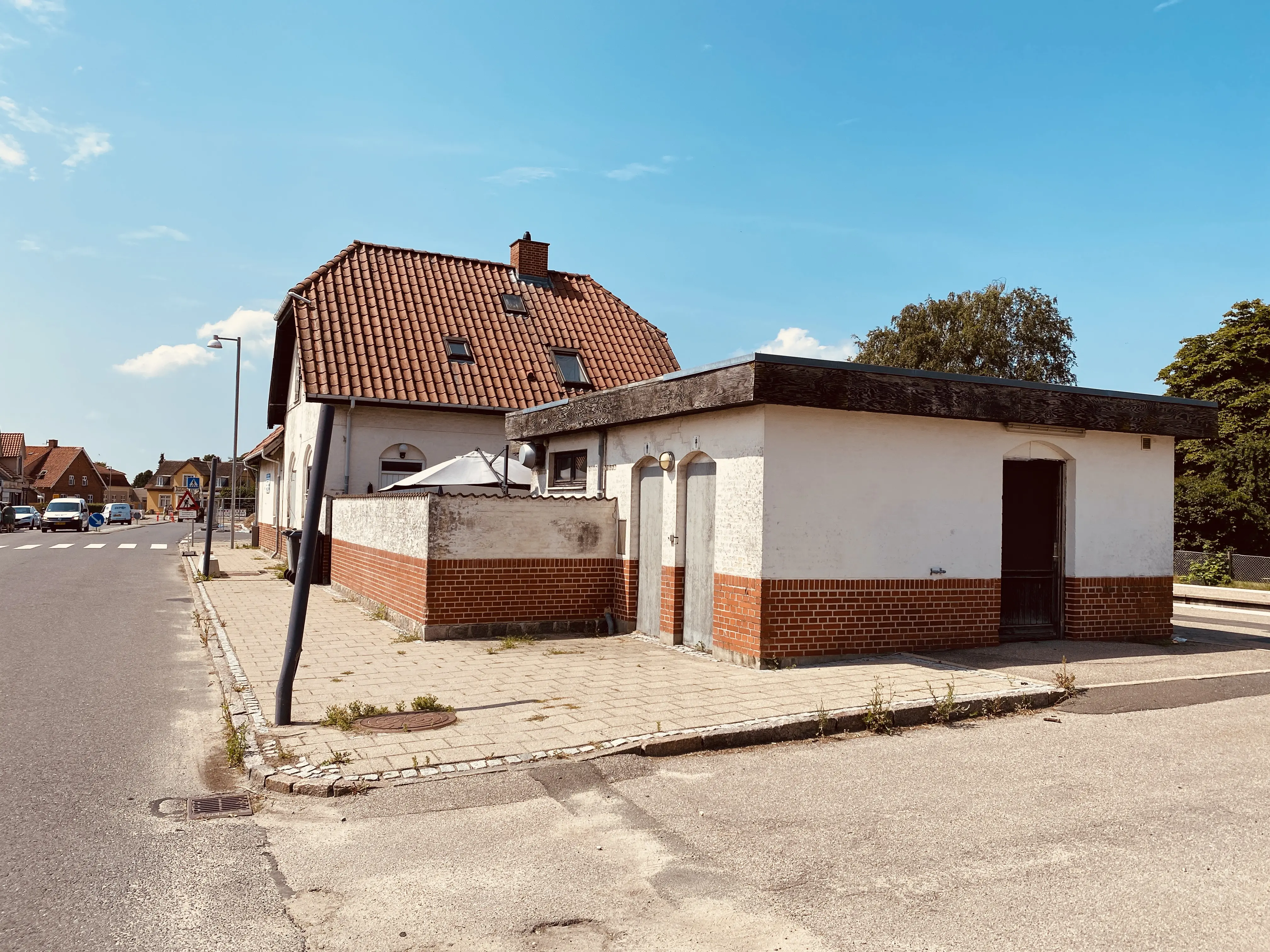 Billede af Stenlille Station set fra vejsiden.