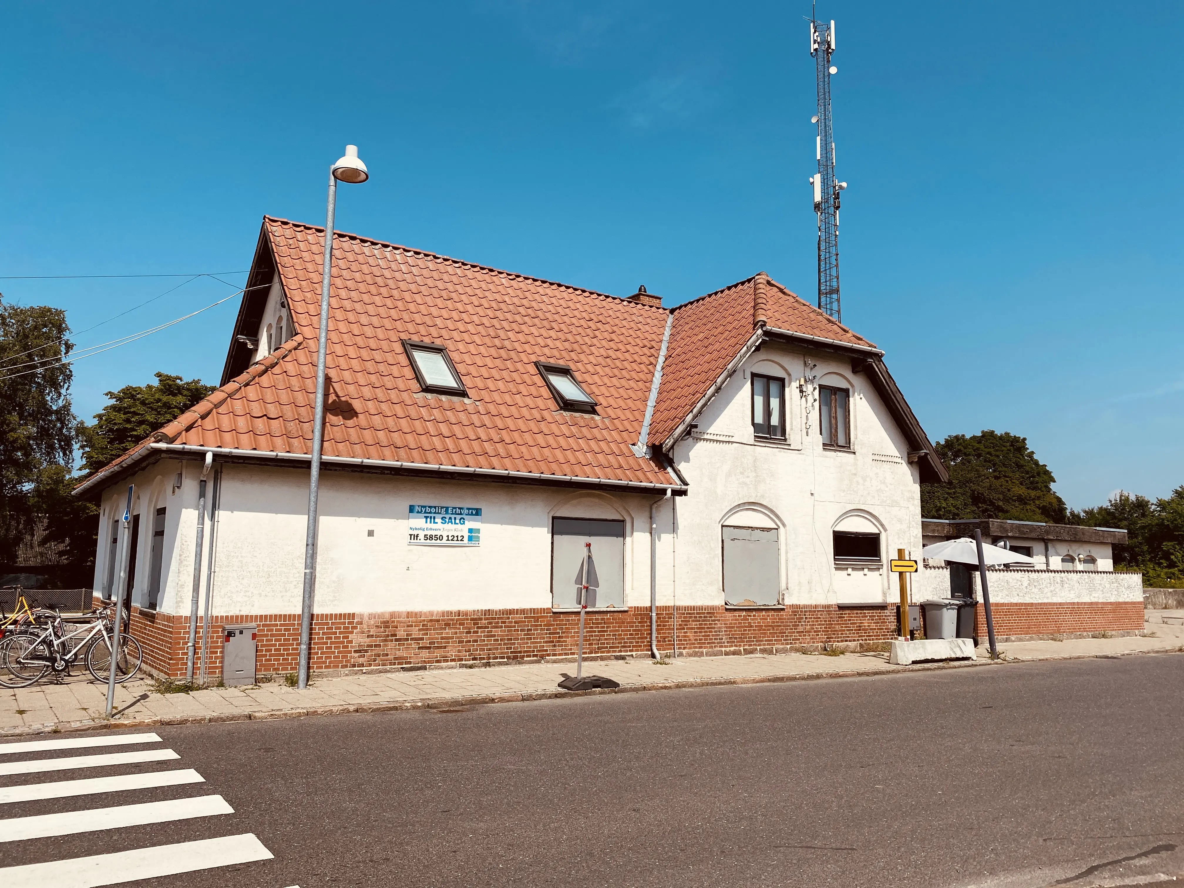 Billede af Stenlille Station set fra vejsiden.