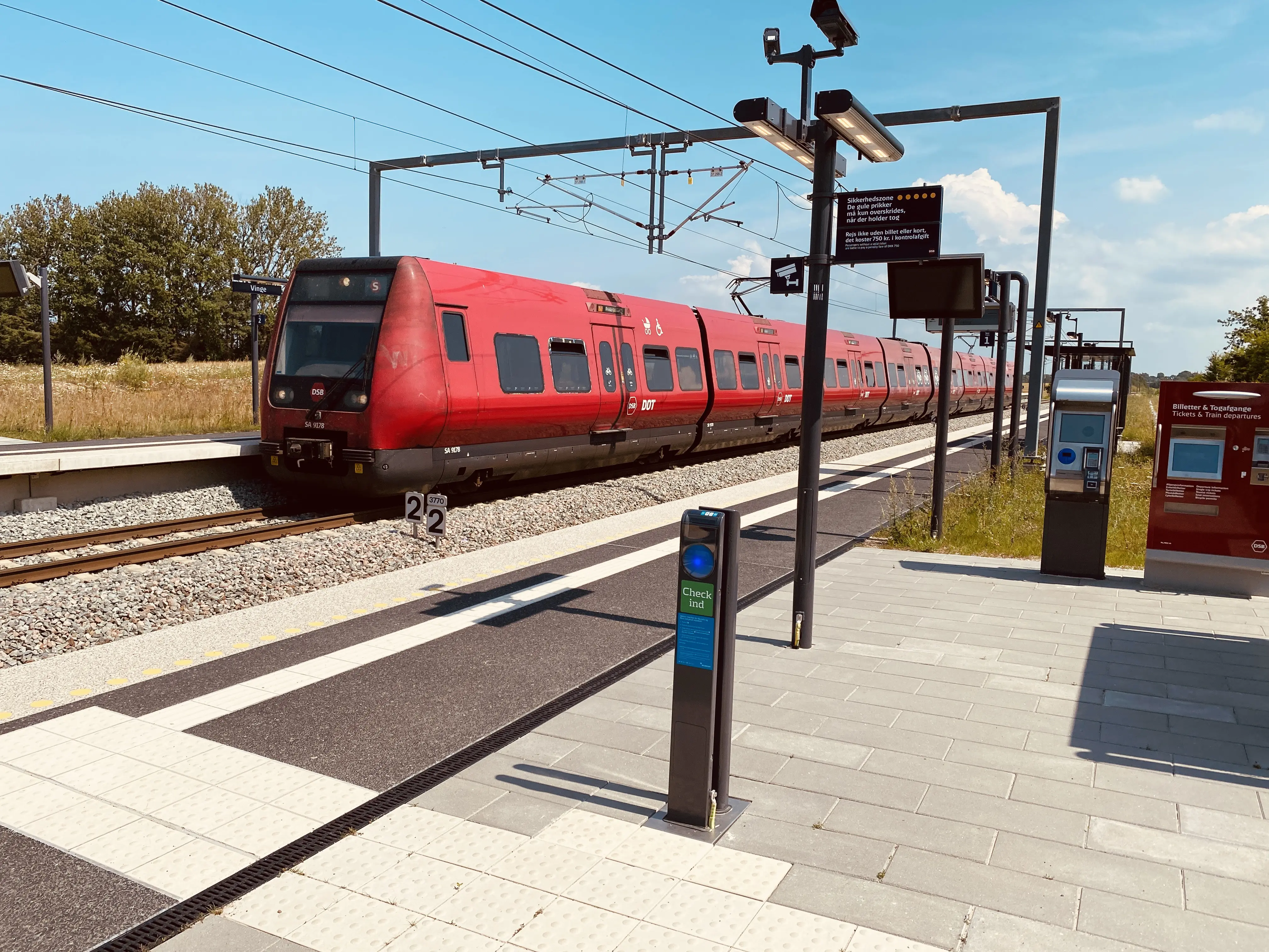 Billede af tog ud for Vinge S-togstrinbræt. Billede af tog ud for Vinge S-togstrinbræt.