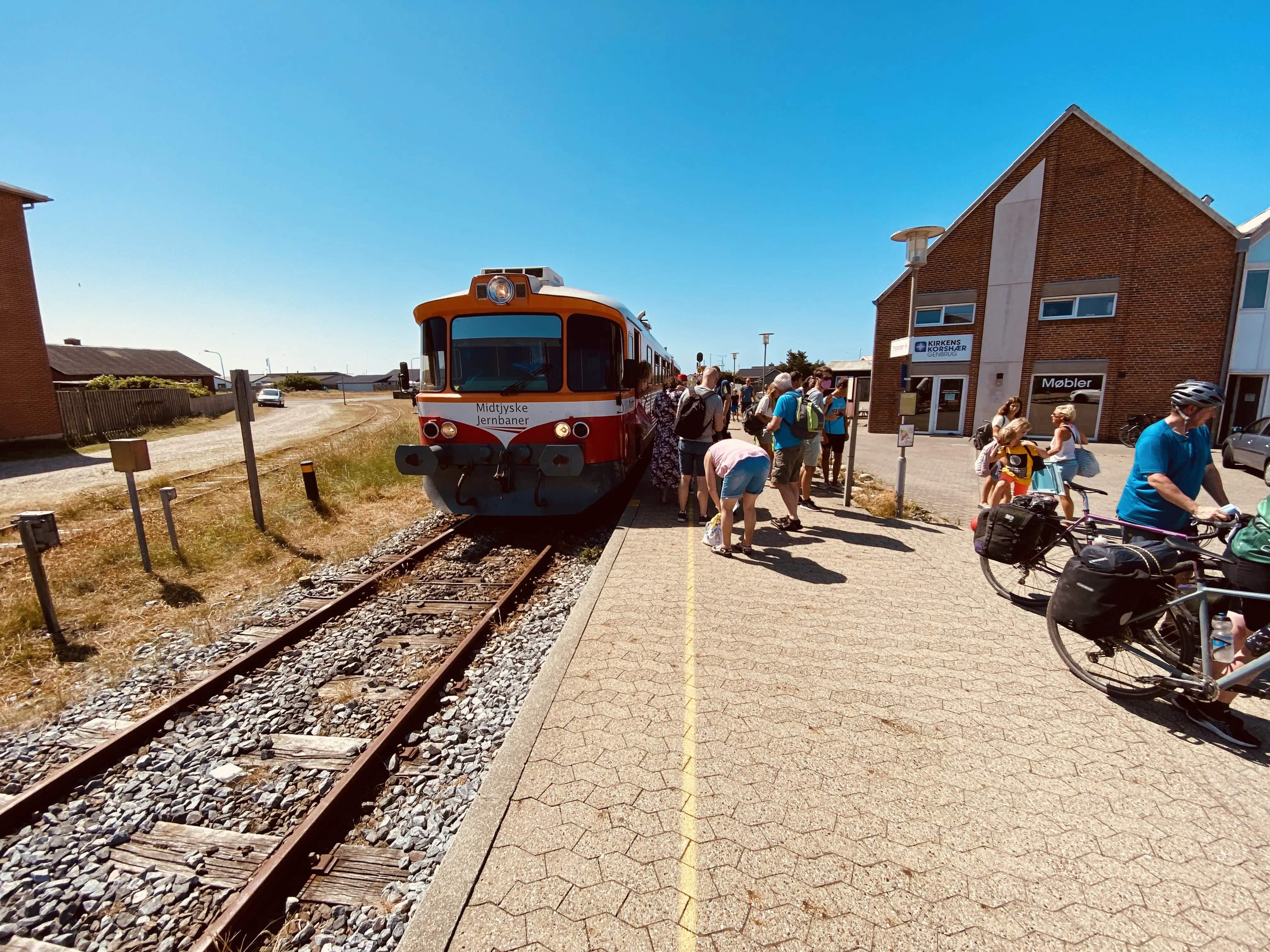 Billede af tog ud for Thyborøn Havn Trinbræt.