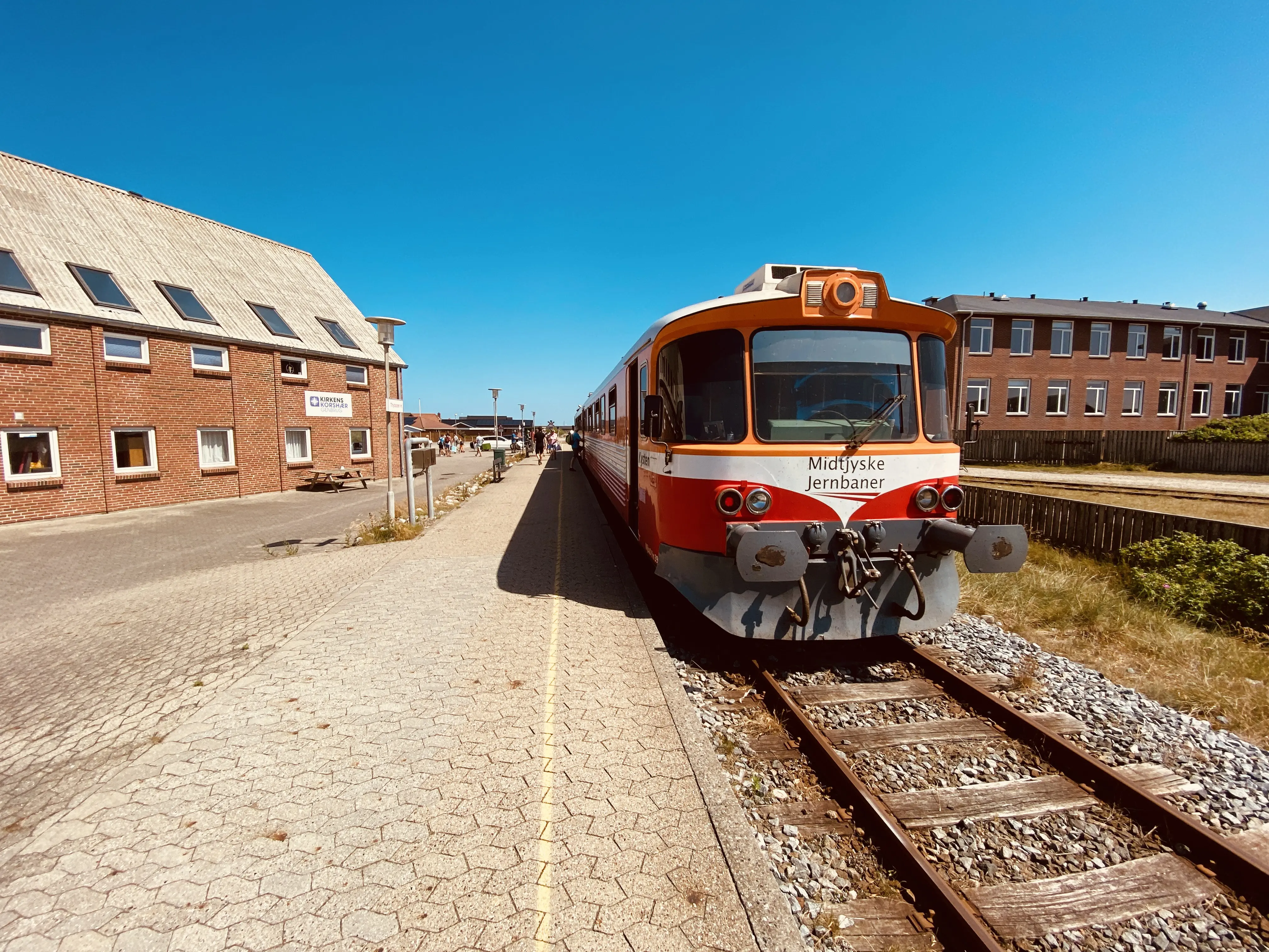 Billede af tog ud for Thyborøn Havn Trinbræt.