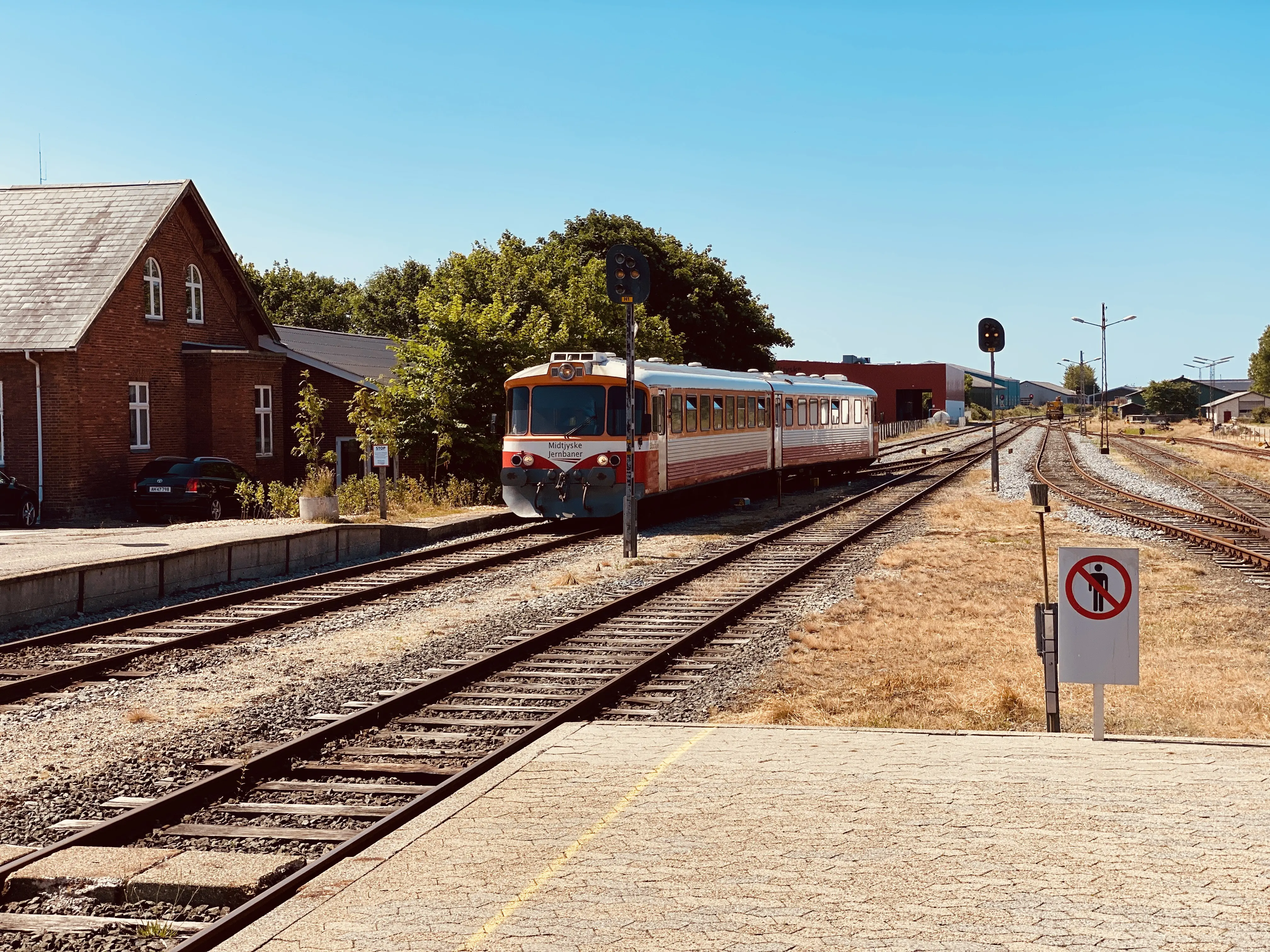 Billede af tog ud for Lemvig Station. Billede af tog ud for Lemvig Station.