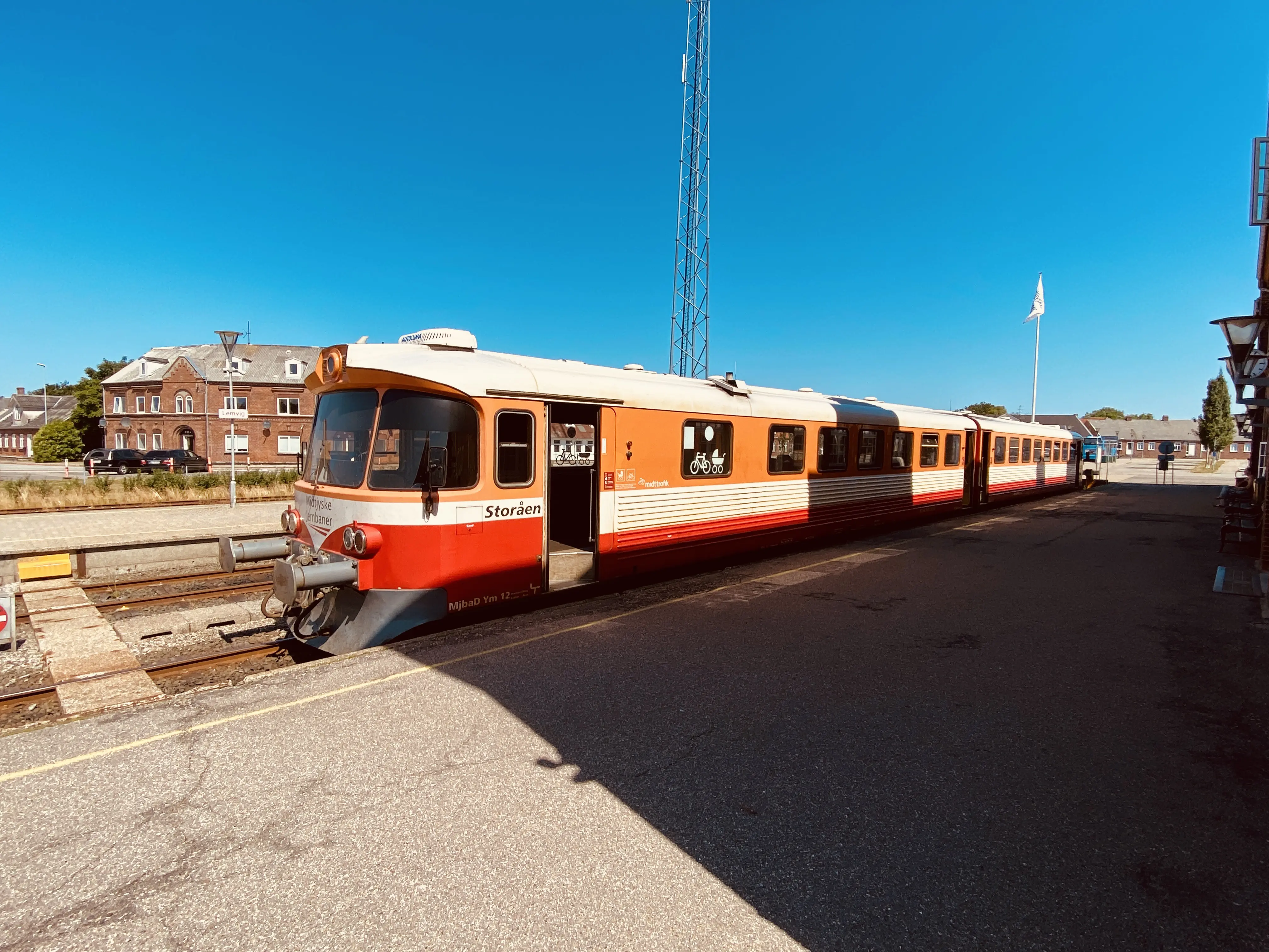 Billede af tog ud for Lemvig Station. Billede af tog ud for Lemvig Station.