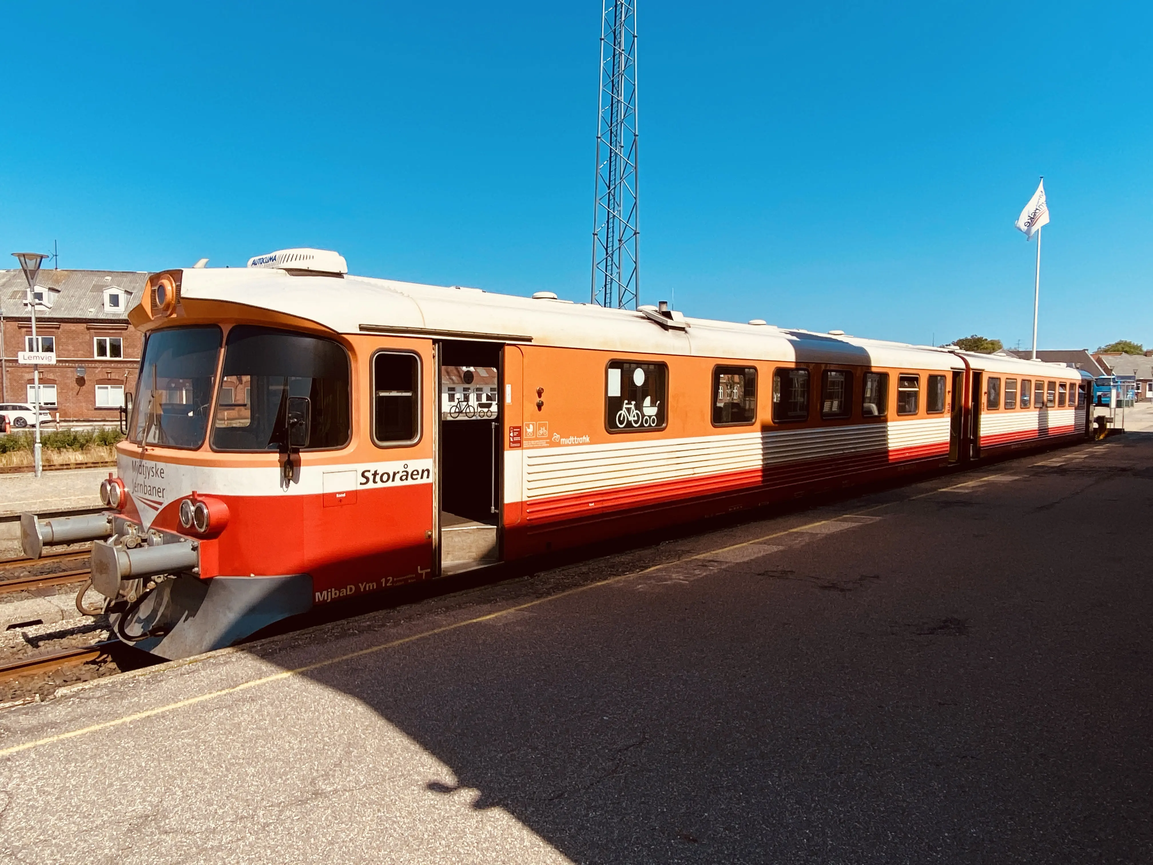 Billede af tog ud for Lemvig Station.