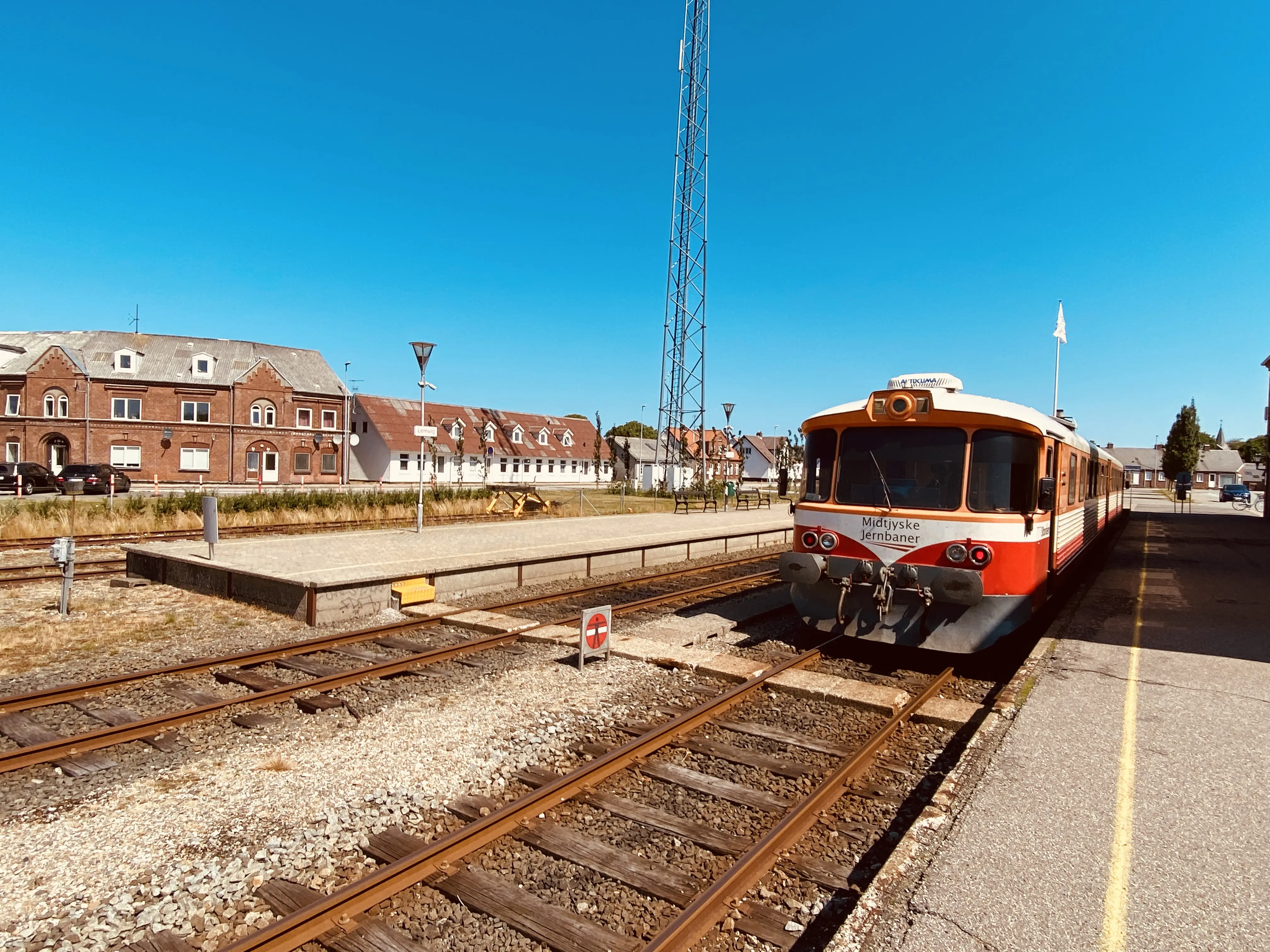 Billede af tog ud for Lemvig Station. Billede af tog ud for Lemvig Station.