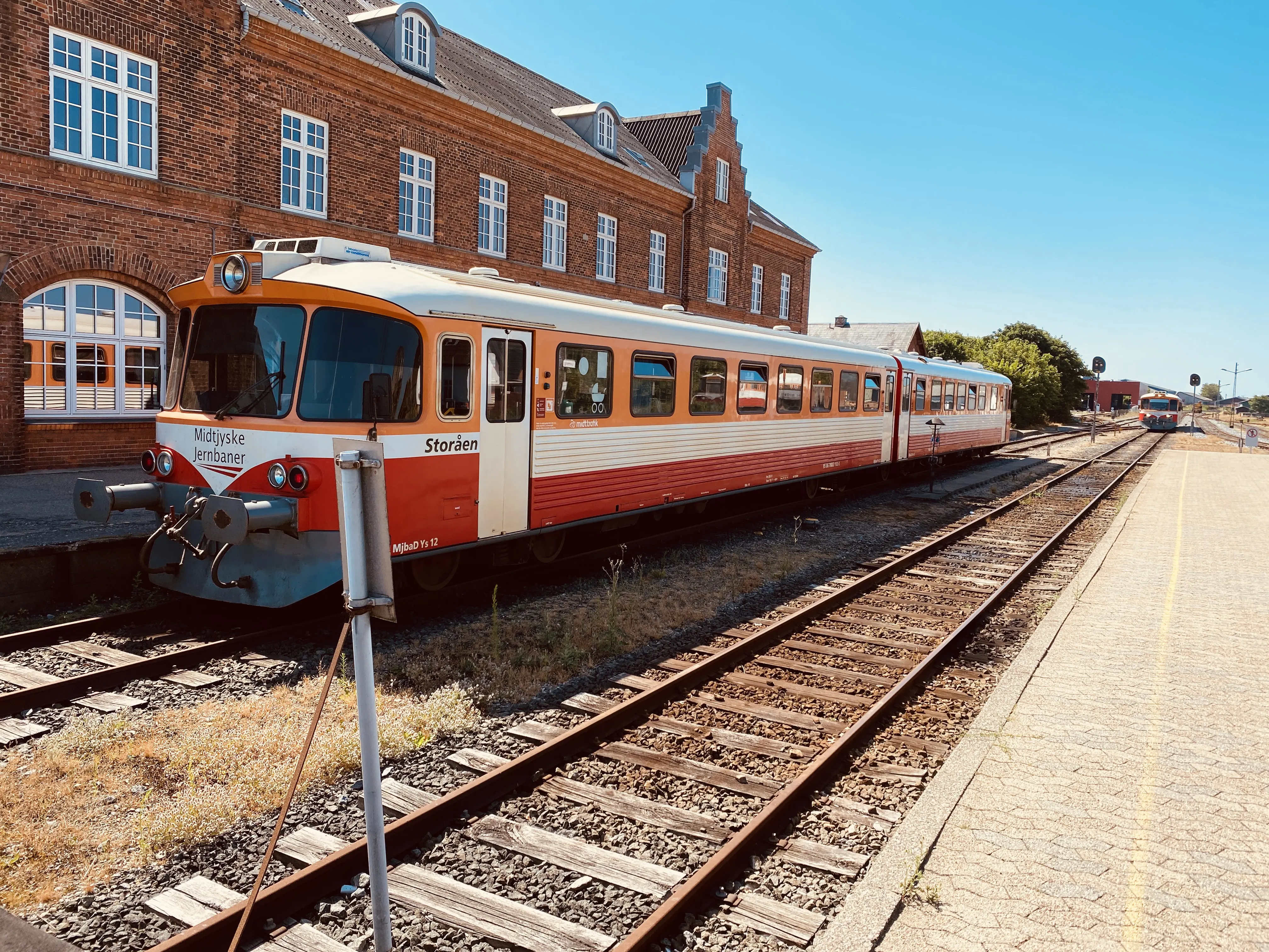 Billede af tog ud for Lemvig Station.