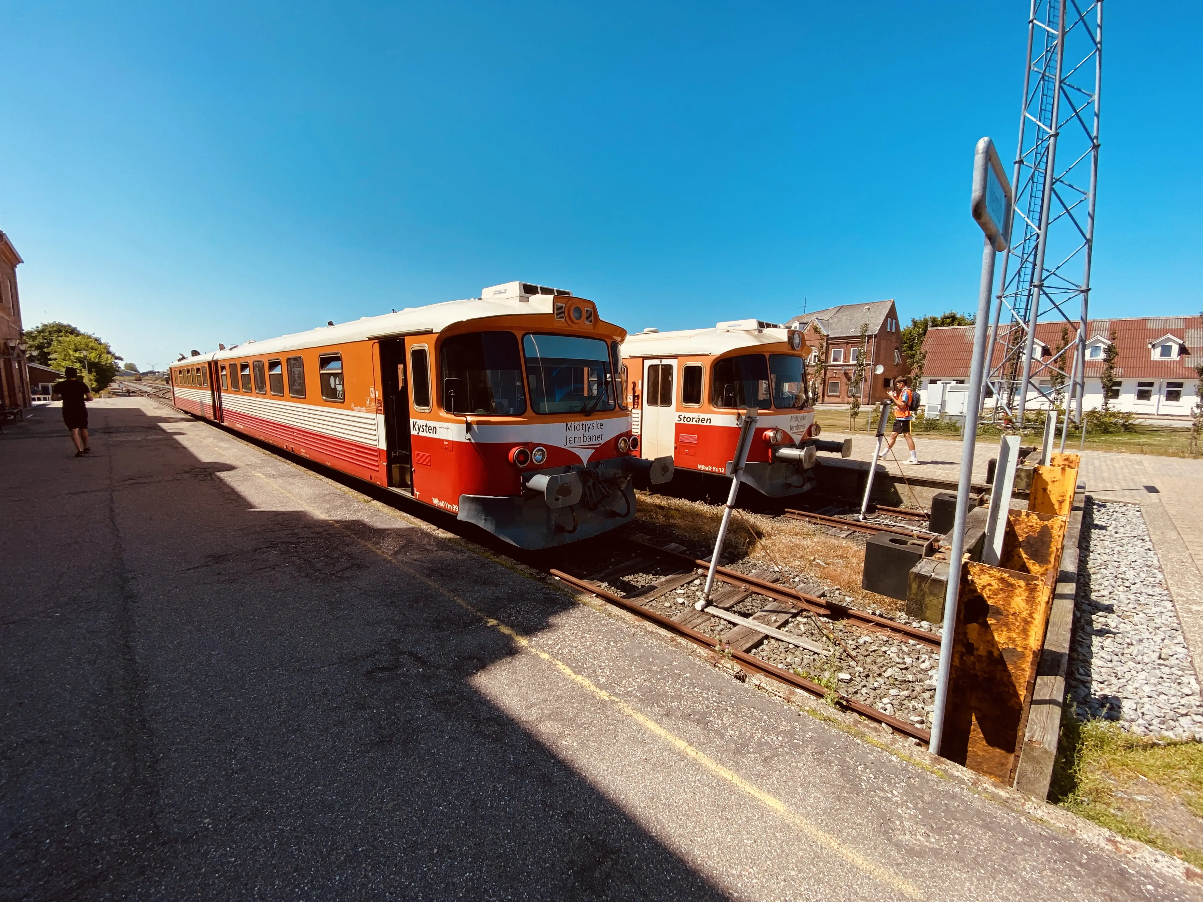 Billede af "Kysten" (MjbaD YM 39) og oprindelig OHJ YM 57 - her fotograferet ud for Lemvig Station.