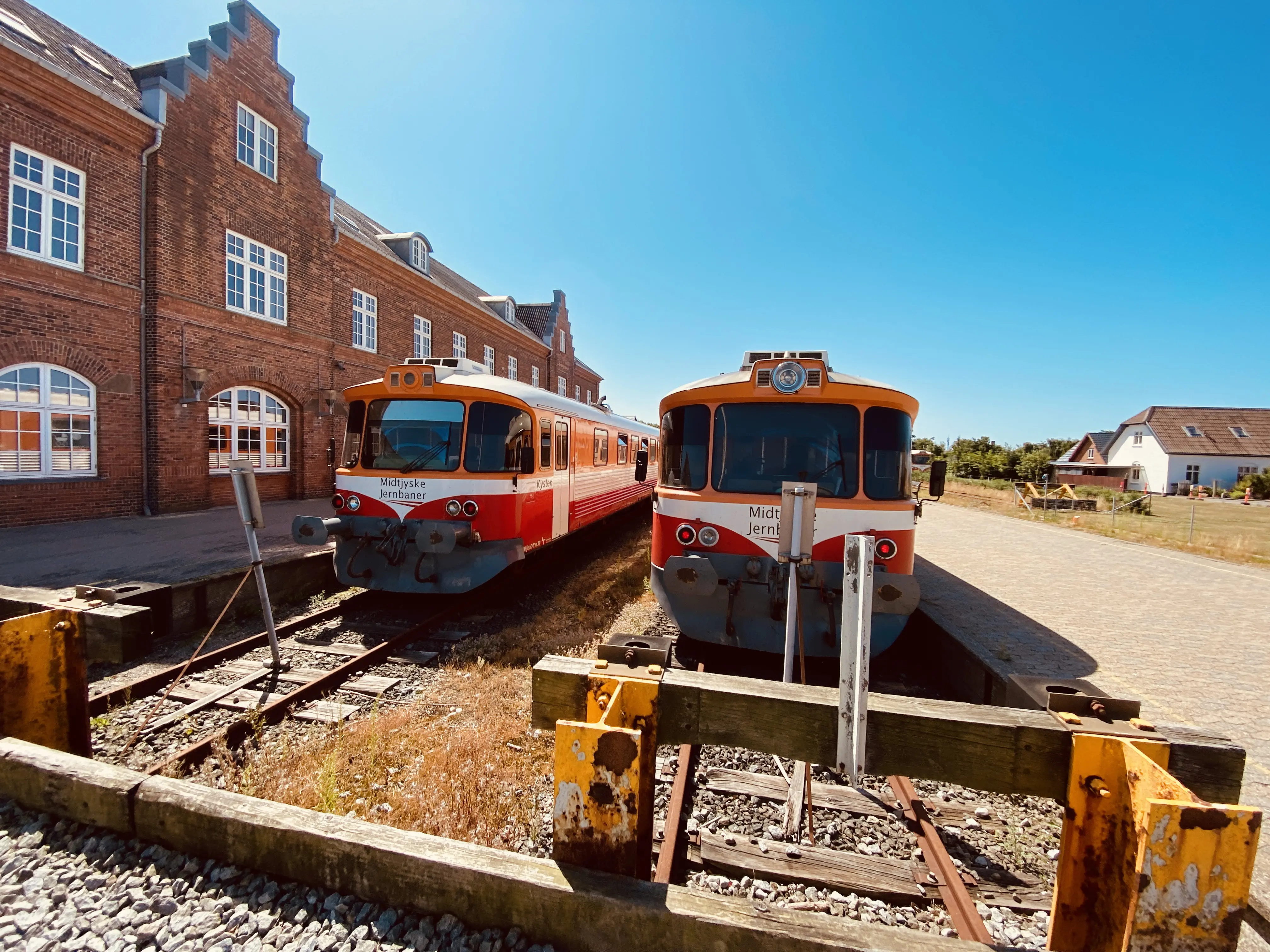 Billede af tog ud for Lemvig Station.