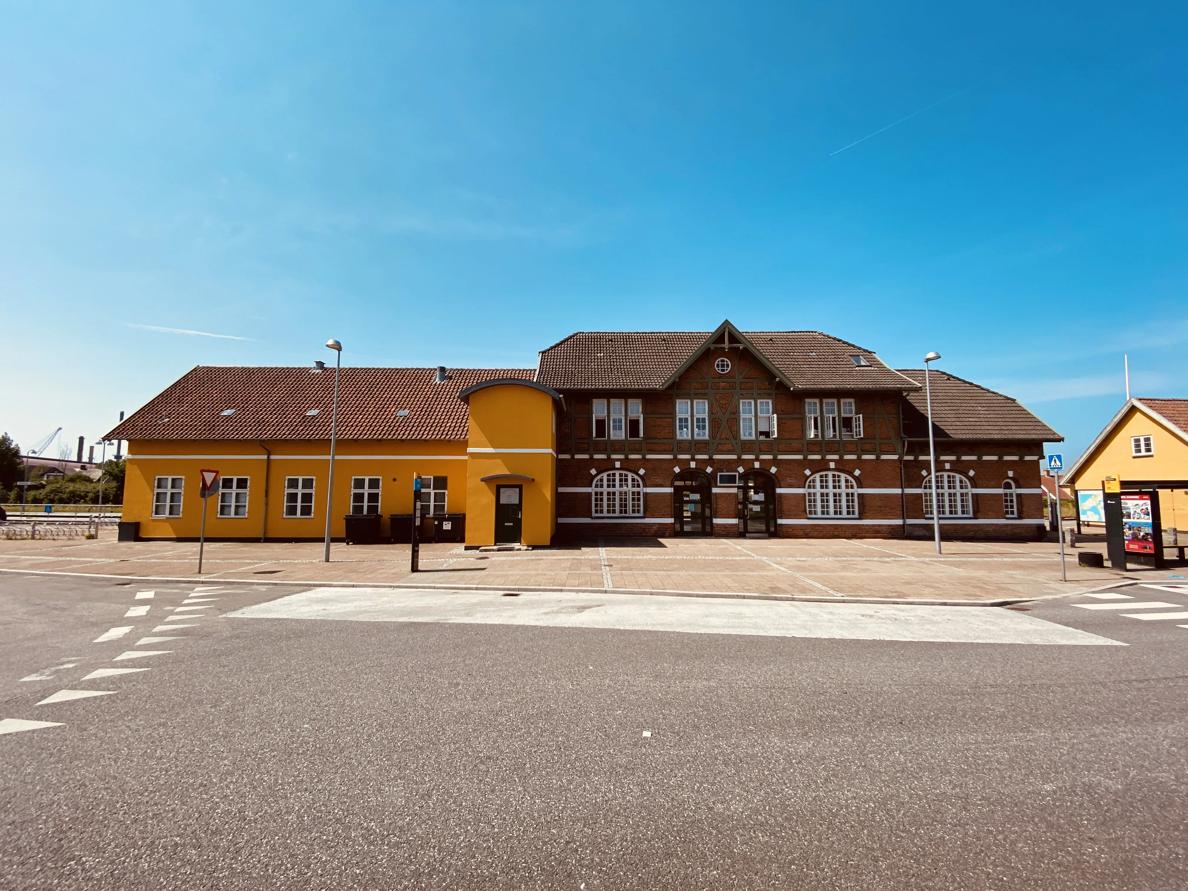 Billede af Frederiksværk Station set fra vejsiden.