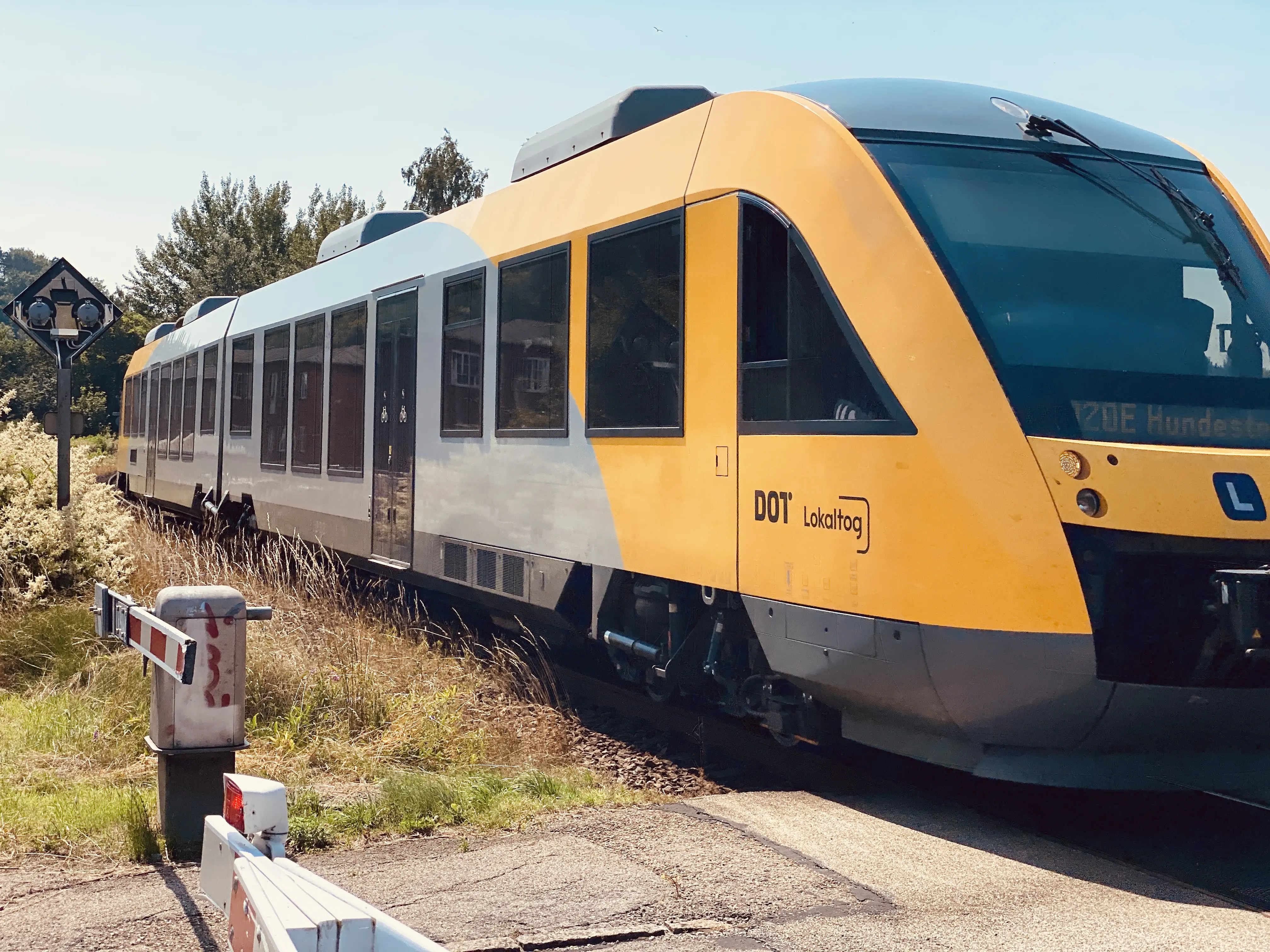 Billede af tog ud for Frederiksværk Station.