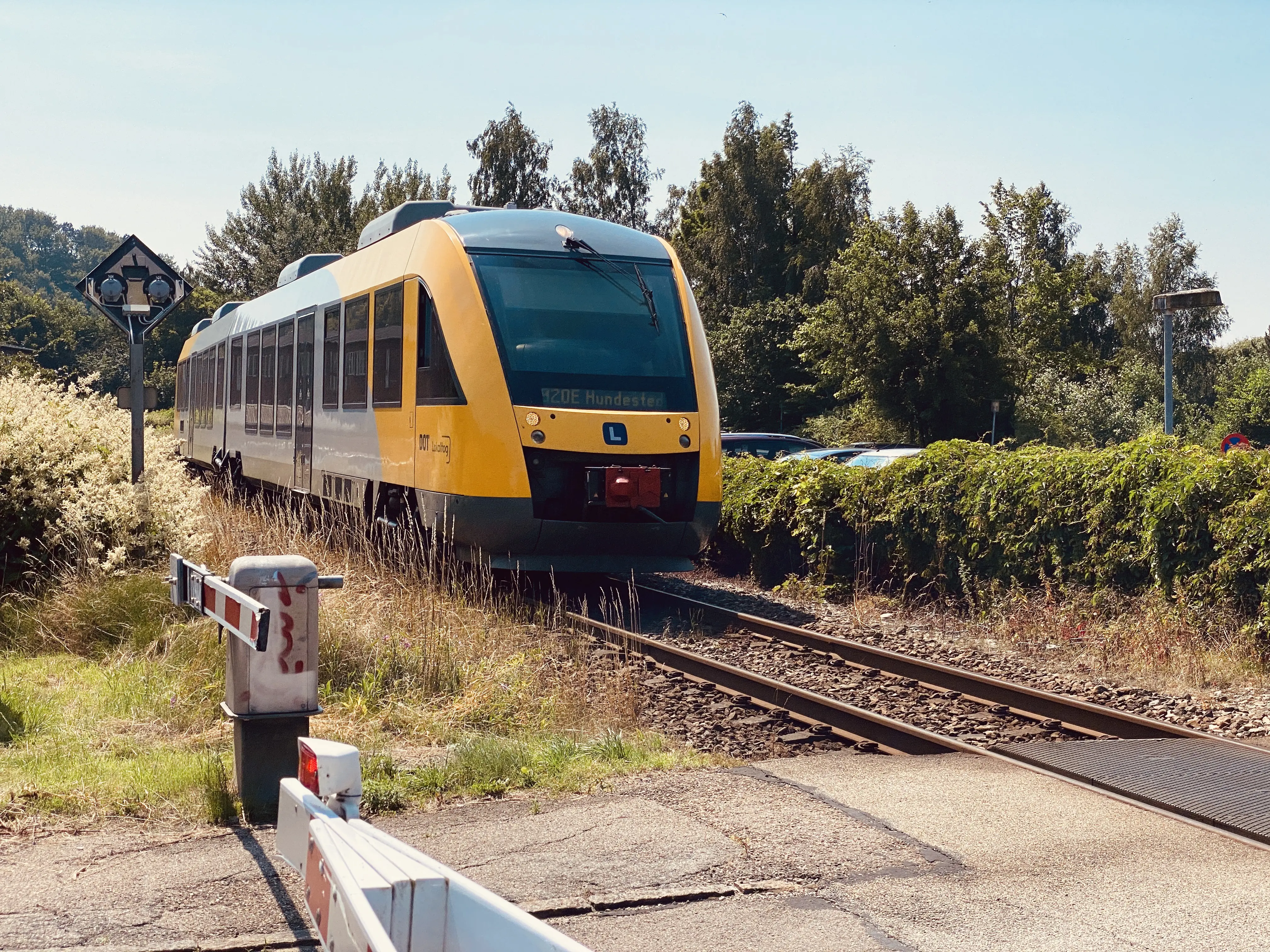 Billede af tog ud for Frederiksværk Station.