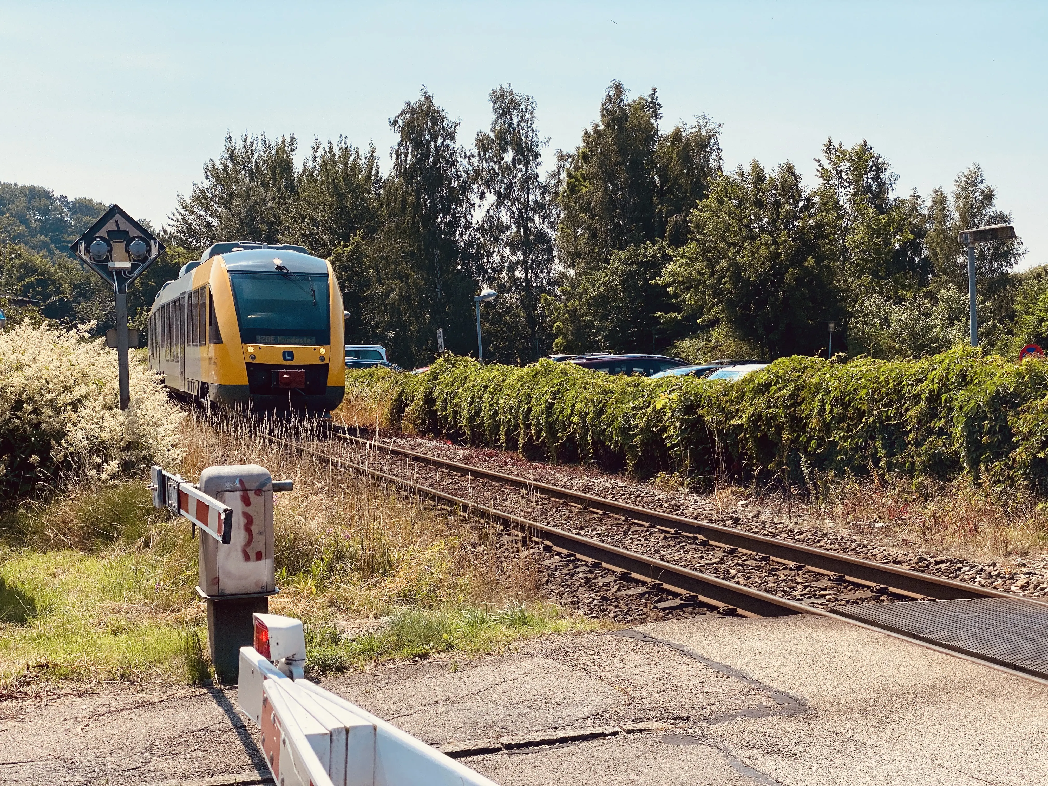 Billede af tog ud for Frederiksværk Station.