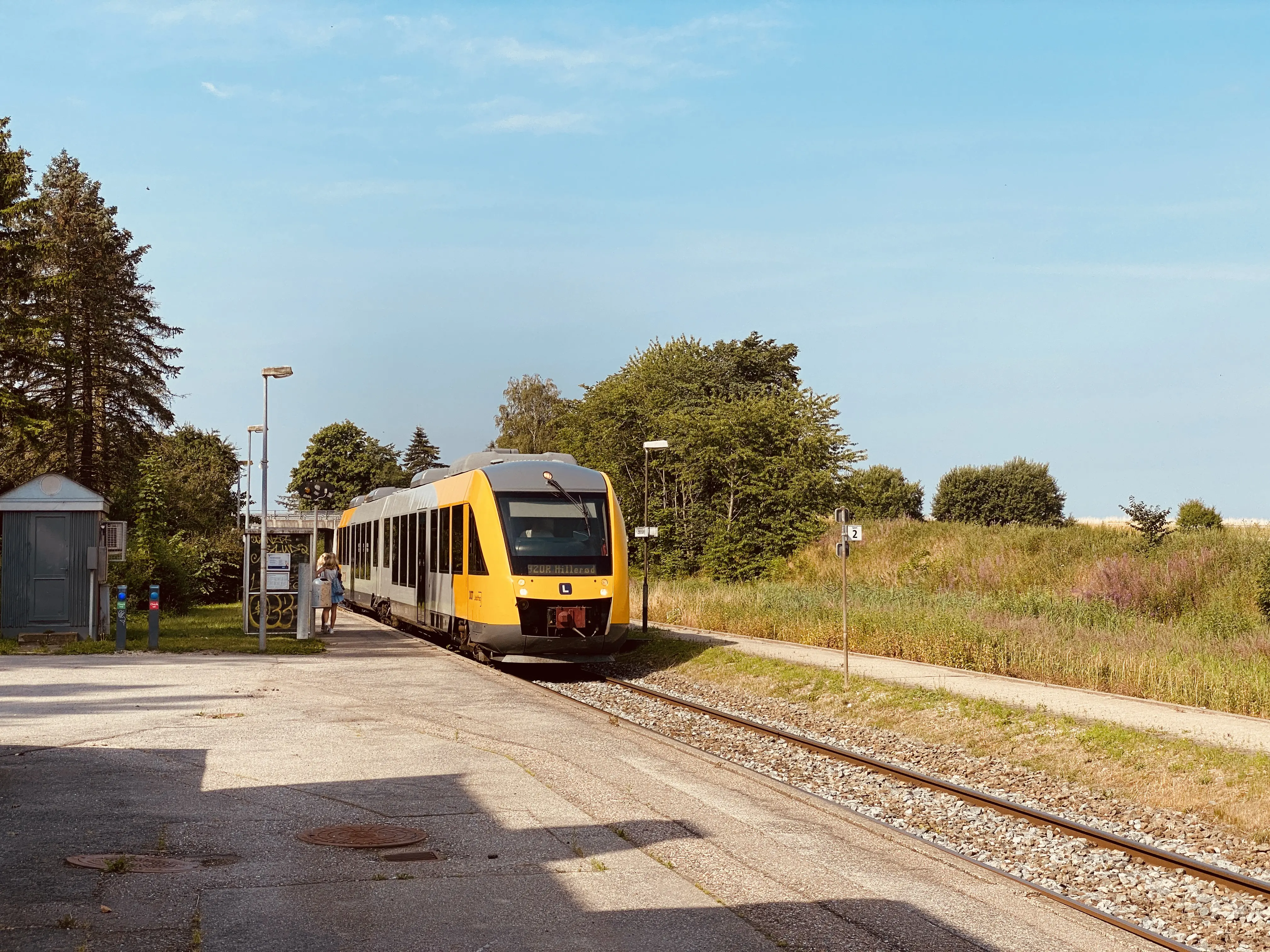 Billede af tog ud for Brødeskov Station.