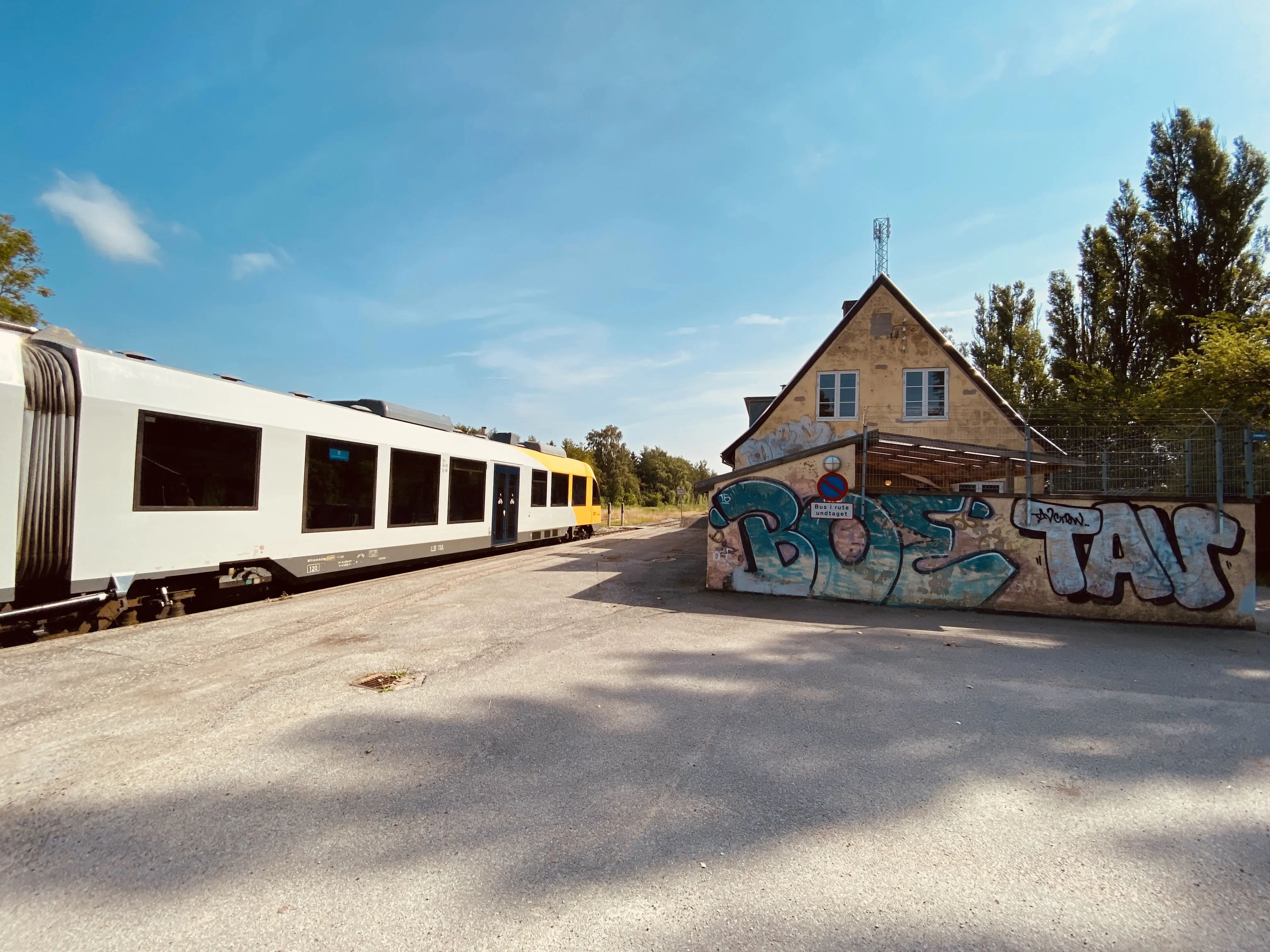 Billede af tog ud for Brødeskov Station.