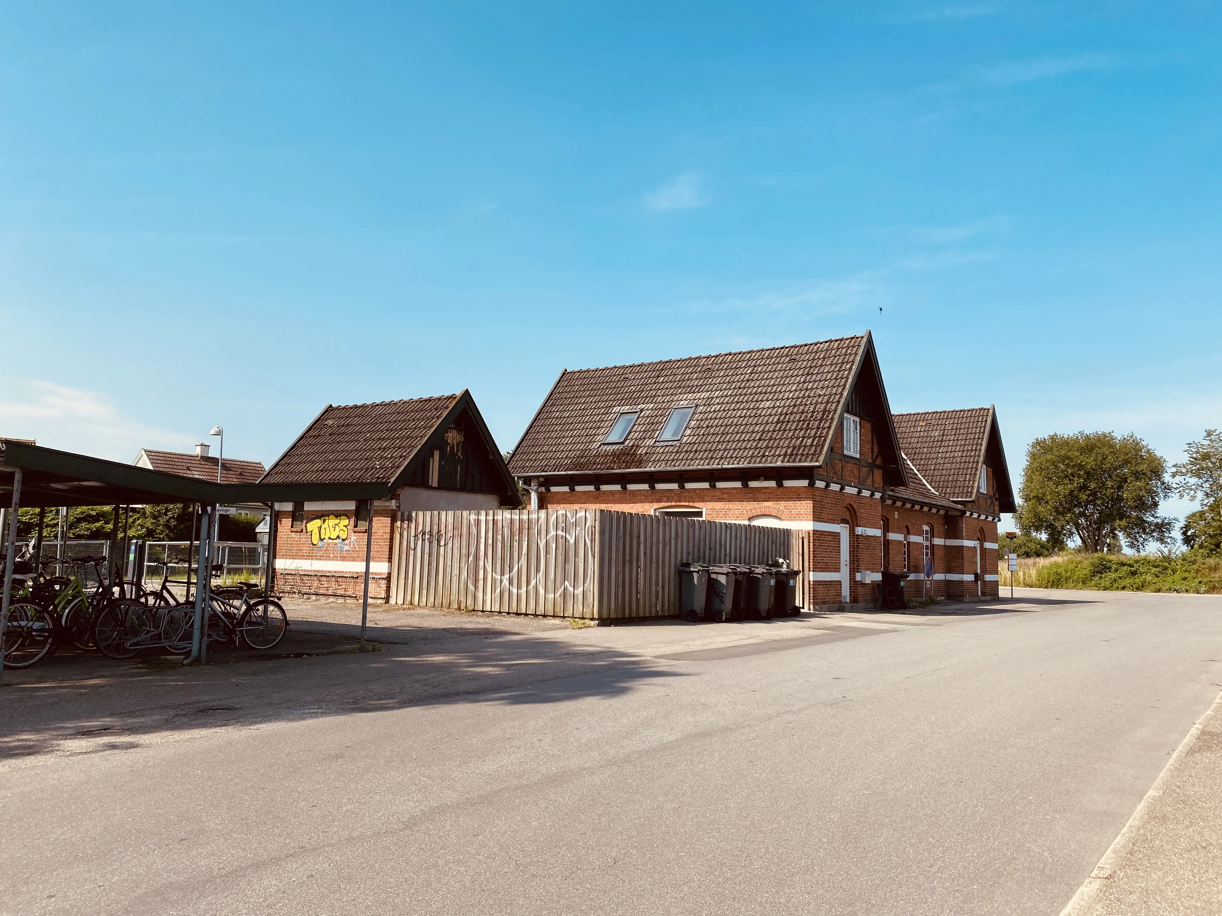 Billede af Skævinge Station set fra vejsiden. Billede af Skævinge Station set fra vejsiden.