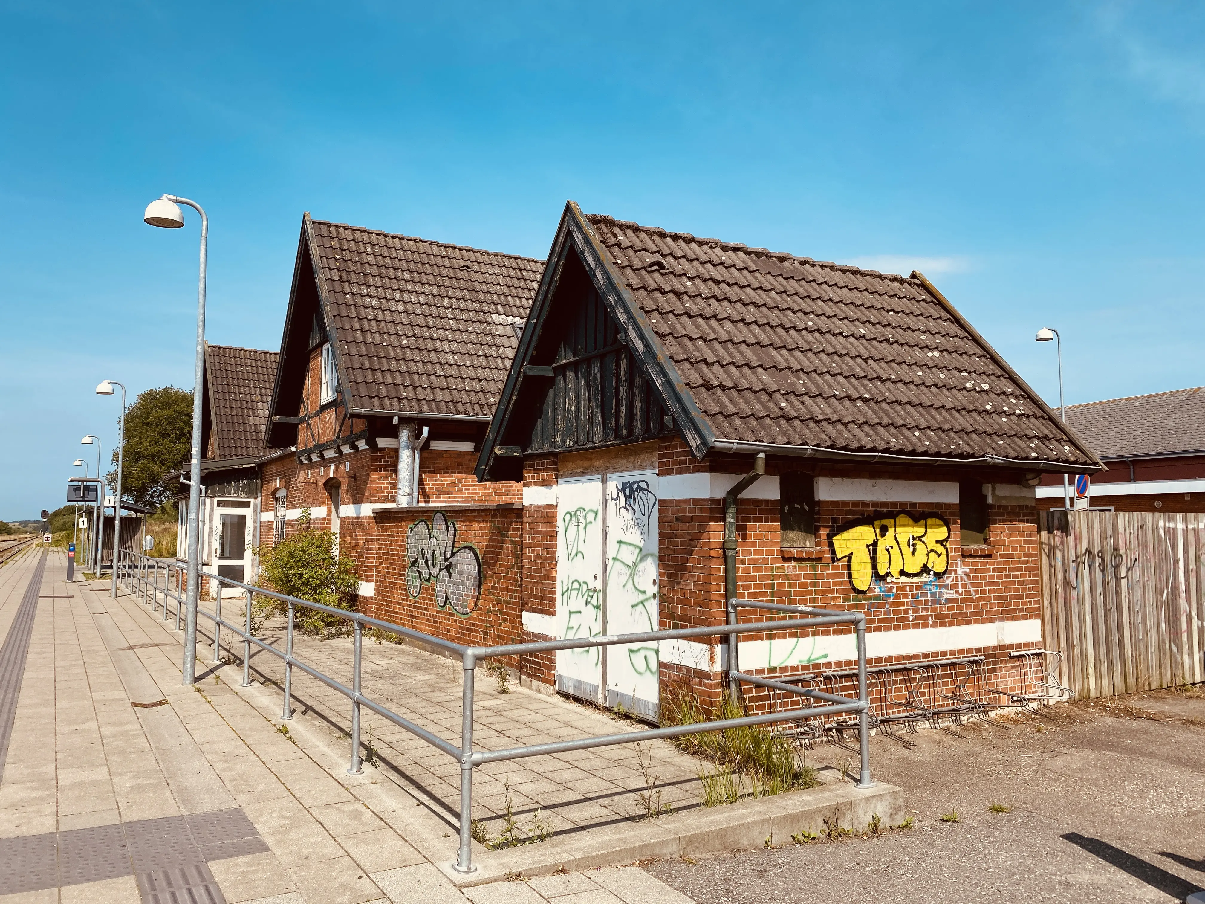 Billede af Skævinge Station set fra sporsiden. Billede af Skævinge Station set fra sporsiden.