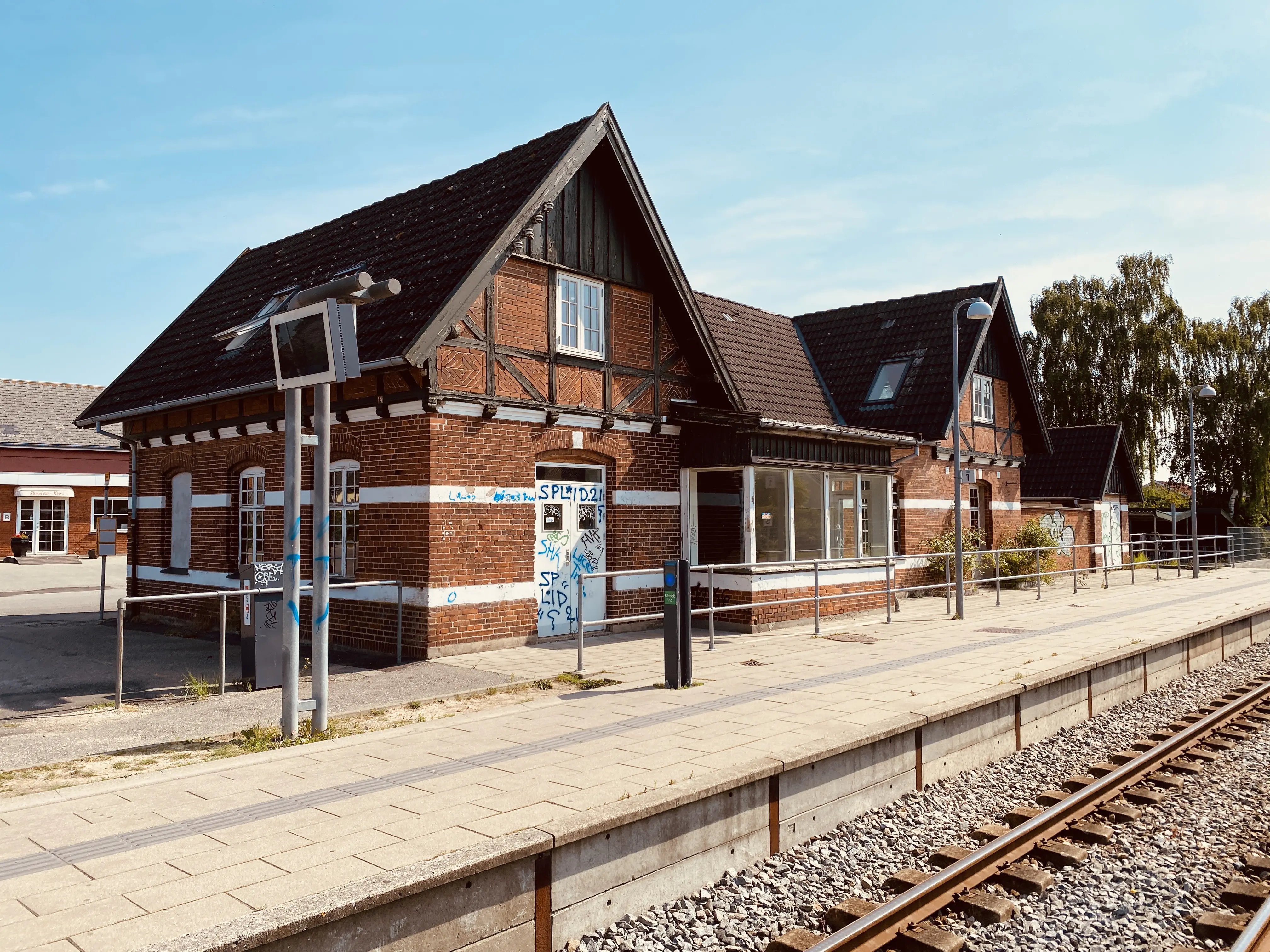 Billede af Skævinge Station set fra sporsiden. Billede af Skævinge Station set fra sporsiden.