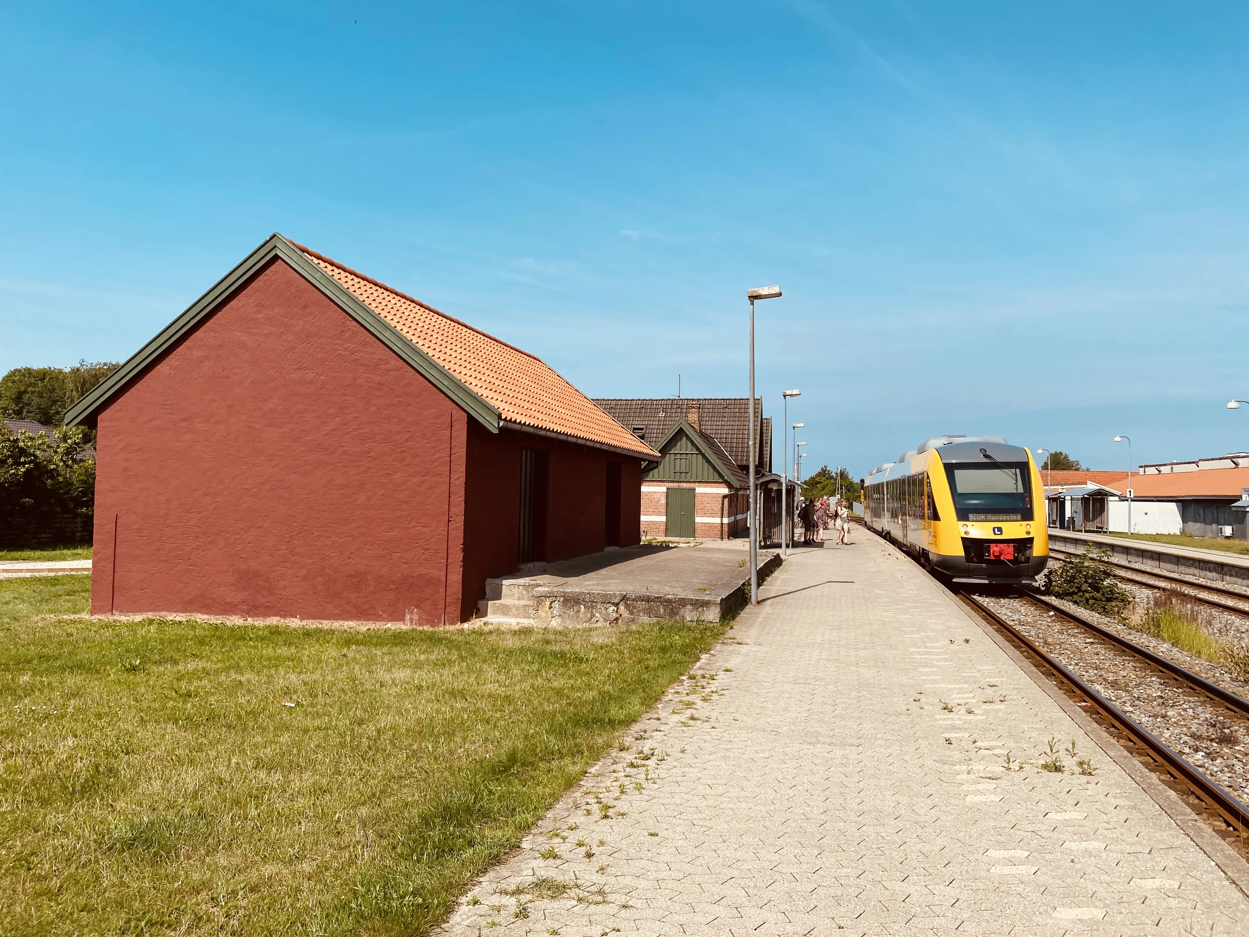 Billede af tog ud for Ølsted Station. Billede af tog ud for Ølsted Station.