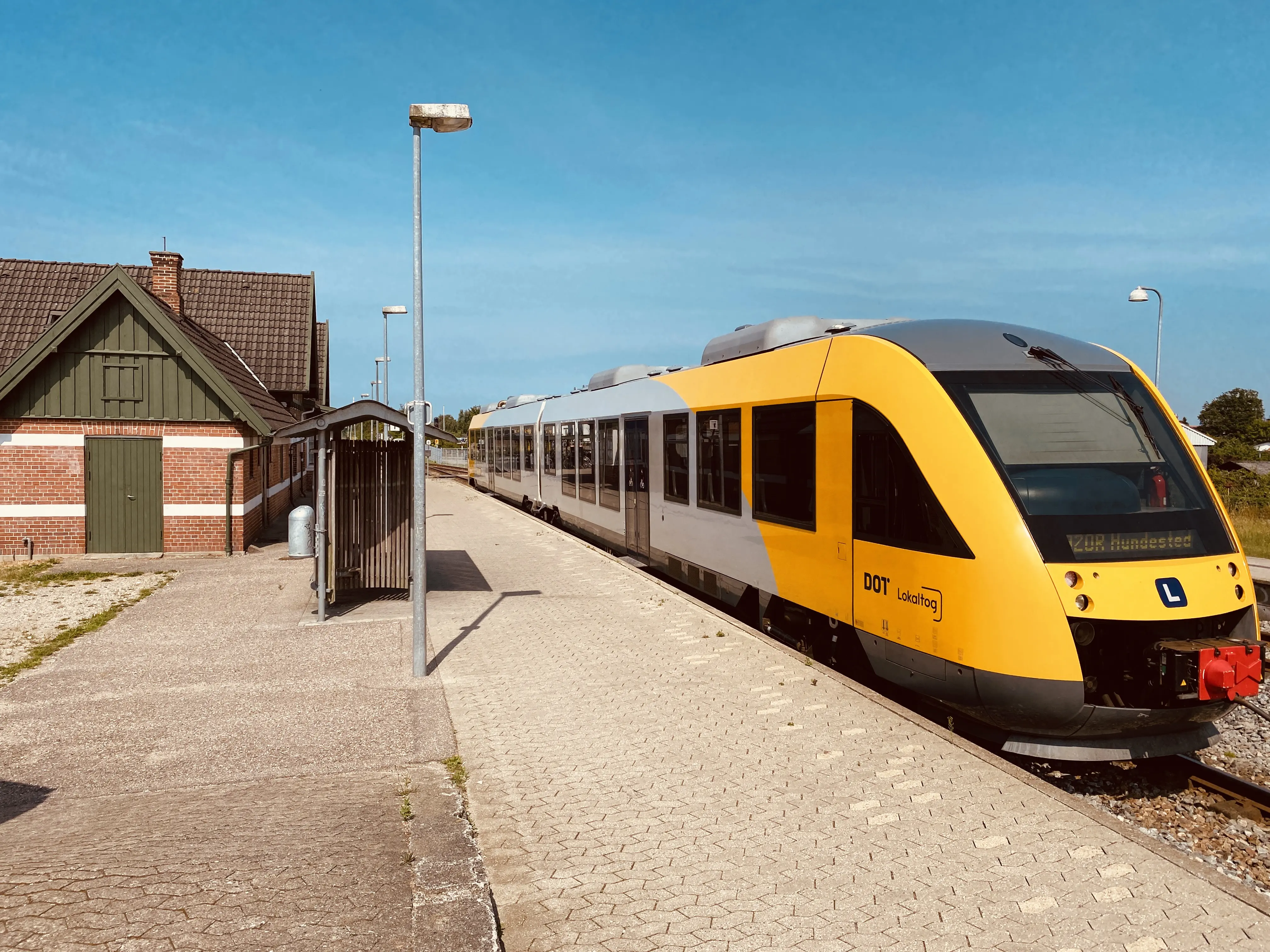 Billede af tog ud for Ølsted Station. Billede af tog ud for Ølsted Station.