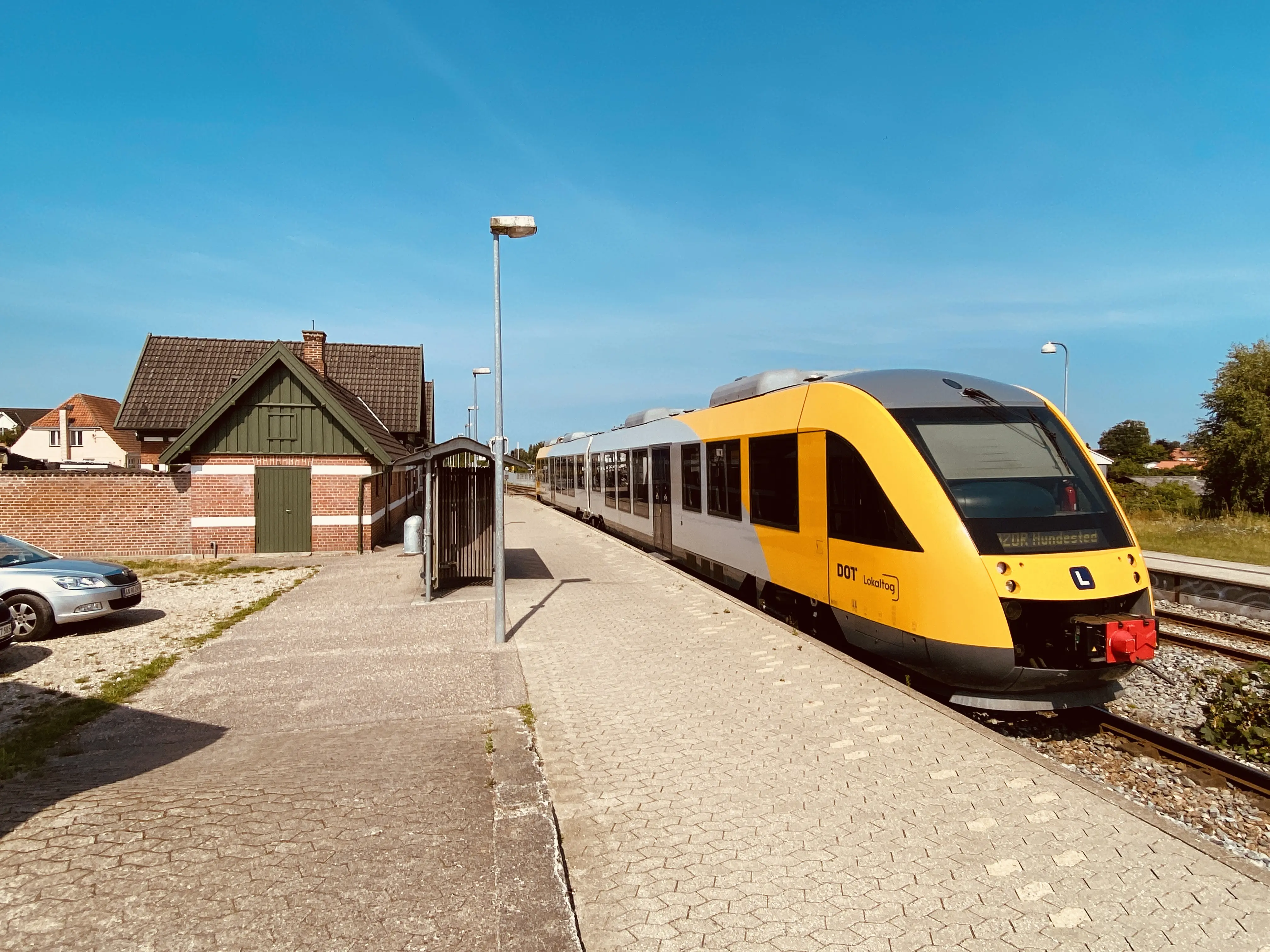 Billede af tog ud for Ølsted Station. Billede af tog ud for Ølsted Station.