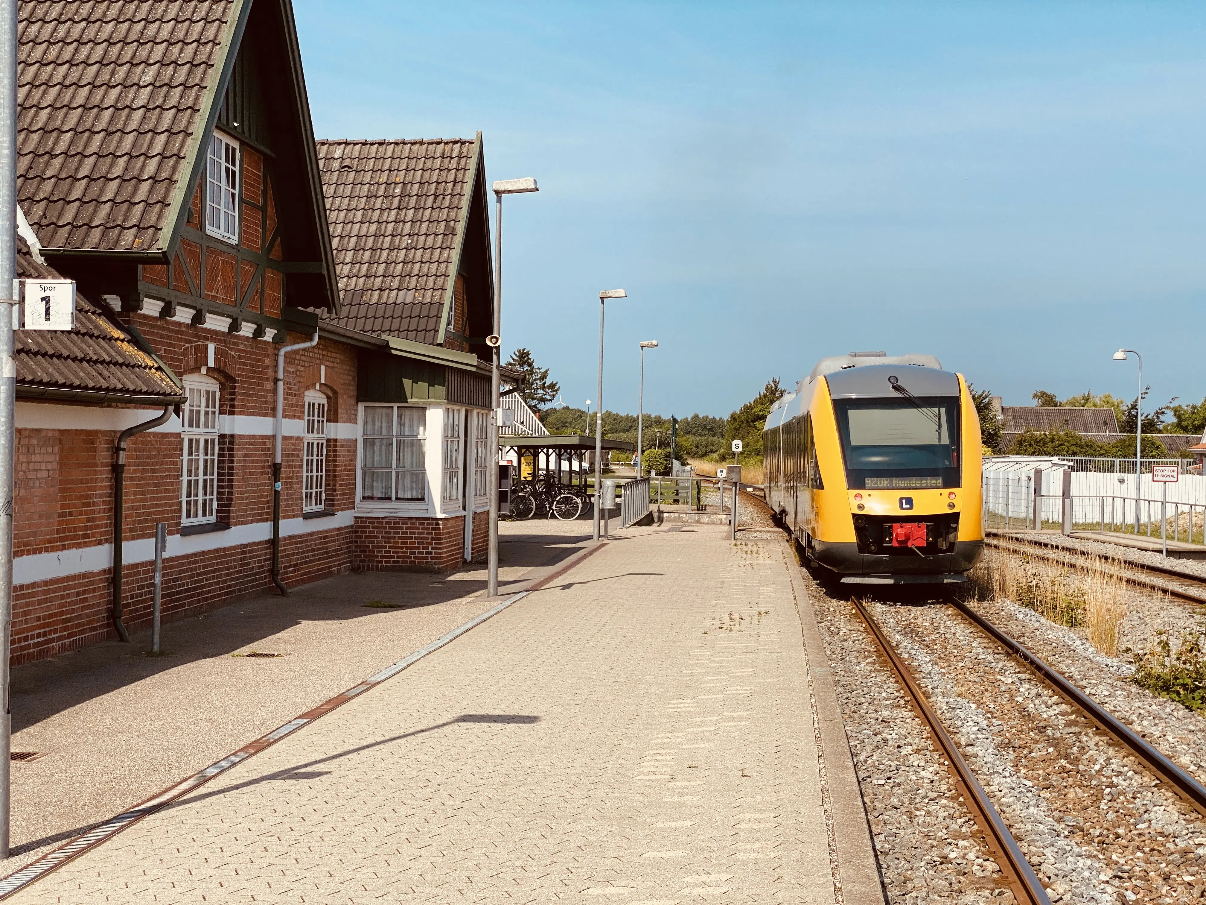 Billede af tog ud for Ølsted Station. Billede af tog ud for Ølsted Station.