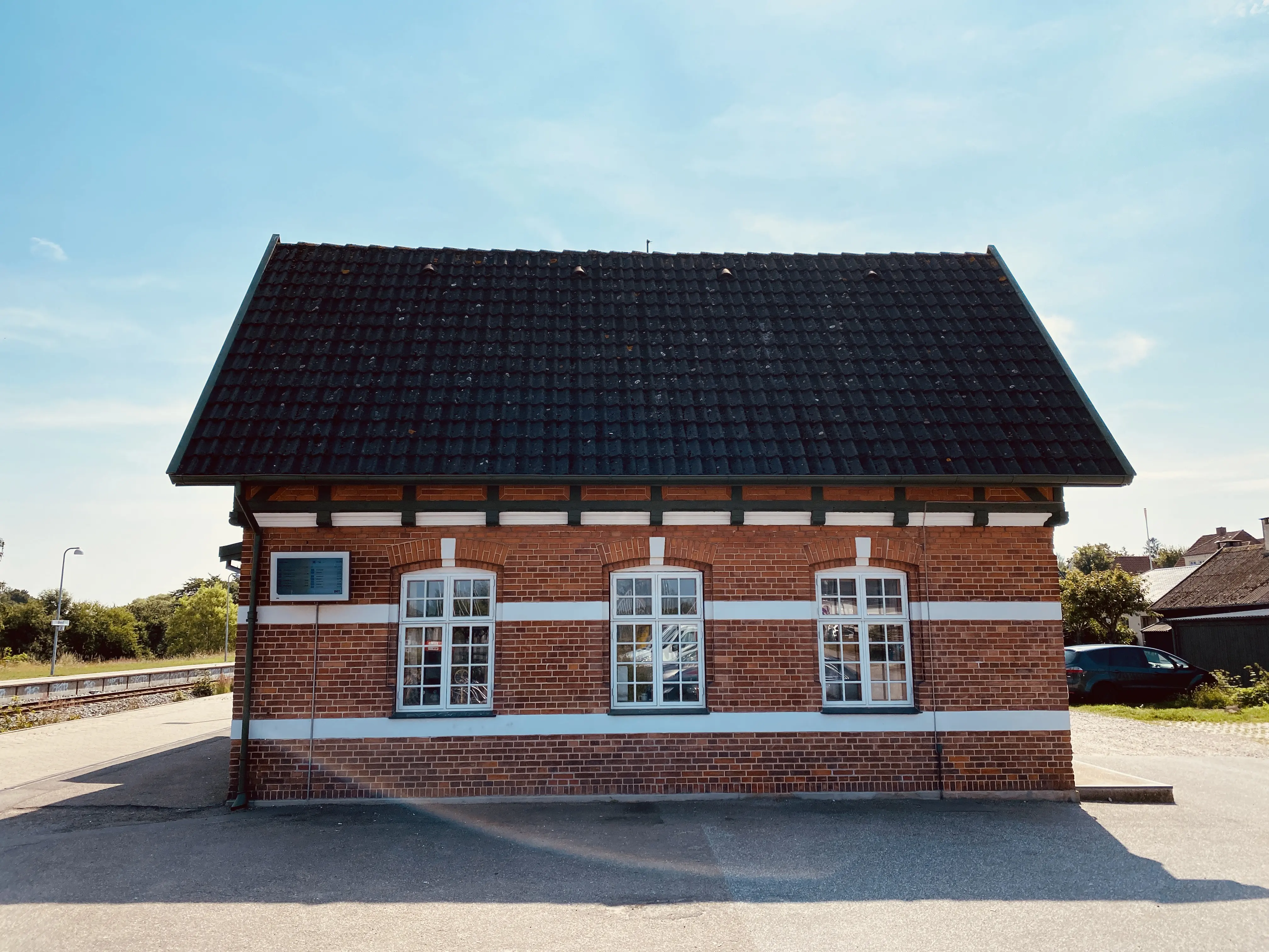 Billede af Ølsted Station set fra vejsiden. Billede af Ølsted Station set fra vejsiden.