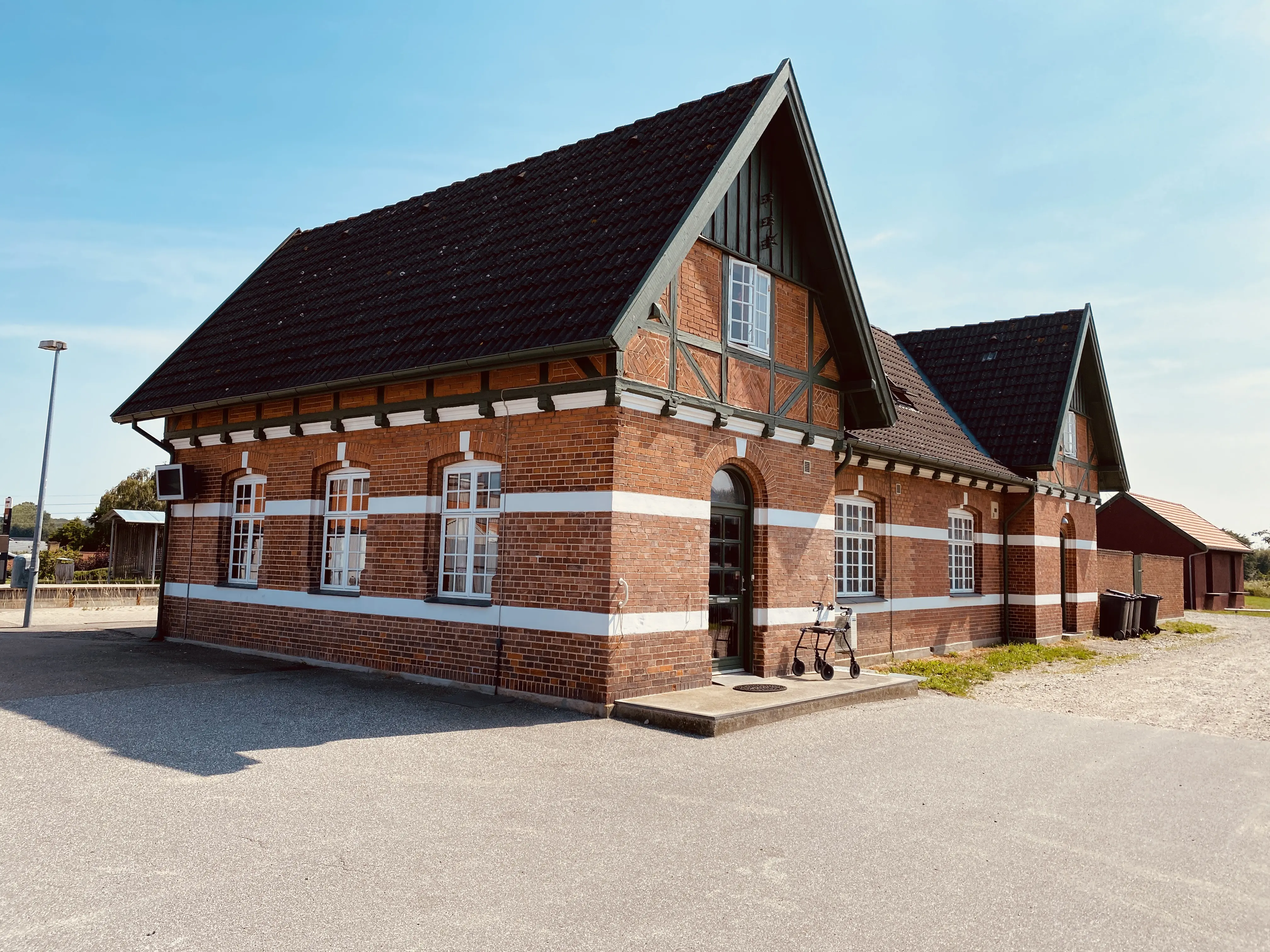 Billede af Ølsted Station set fra vejsiden. Billede af Ølsted Station set fra vejsiden.